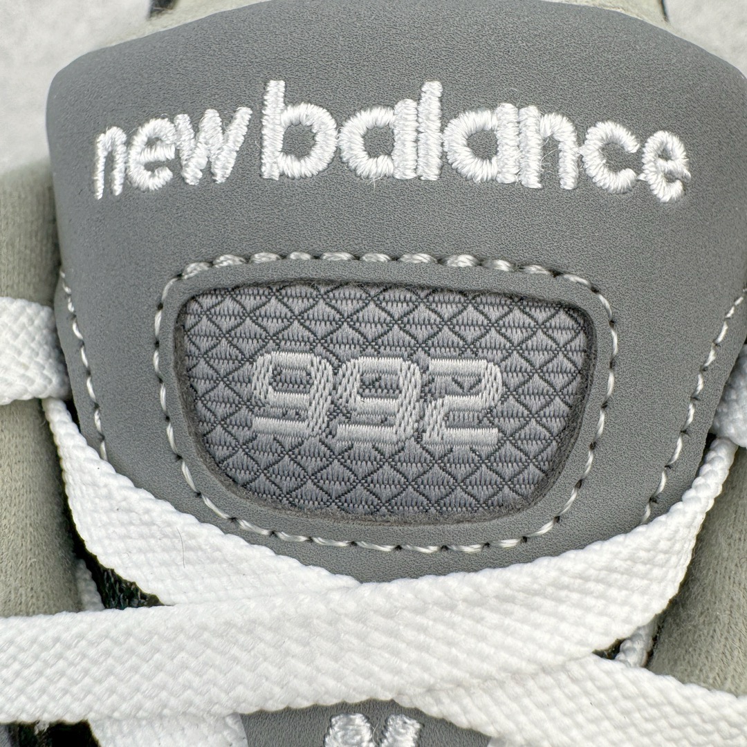图片[11]-＃M纯原 New Balance M992EB 新百伦NB992总统复古慢跑鞋 黑色 正确3M反光细节 原楦原纸版开发 正确6层组合底模精密开发 后跟透明TPU水晶装饰条稳固 沿用了引以为傲的跑鞋手工技艺 采用猪皮绒面并包裹局部透气网面的鞋身设计 菱网鞋舌上刻有New Balance USA 鞋面依旧身着经典的大热之灰 彰显了其高端的品质身份 尺码：36 37 37.5 38 38.5 39 40 40.5 41.5 42 42.5 43 44 45 46.5-选品中心