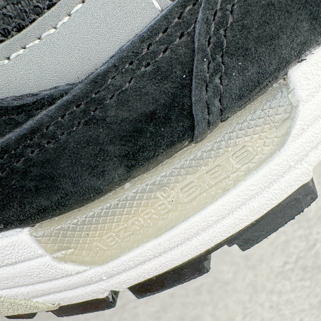 图片[17]-＃M纯原 New Balance M992EB 新百伦NB992总统复古慢跑鞋 黑色 正确3M反光细节 原楦原纸版开发 正确6层组合底模精密开发 后跟透明TPU水晶装饰条稳固 沿用了引以为傲的跑鞋手工技艺 采用猪皮绒面并包裹局部透气网面的鞋身设计 菱网鞋舌上刻有New Balance USA 鞋面依旧身着经典的大热之灰 彰显了其高端的品质身份 尺码：36 37 37.5 38 38.5 39 40 40.5 41.5 42 42.5 43 44 45 46.5-选品中心