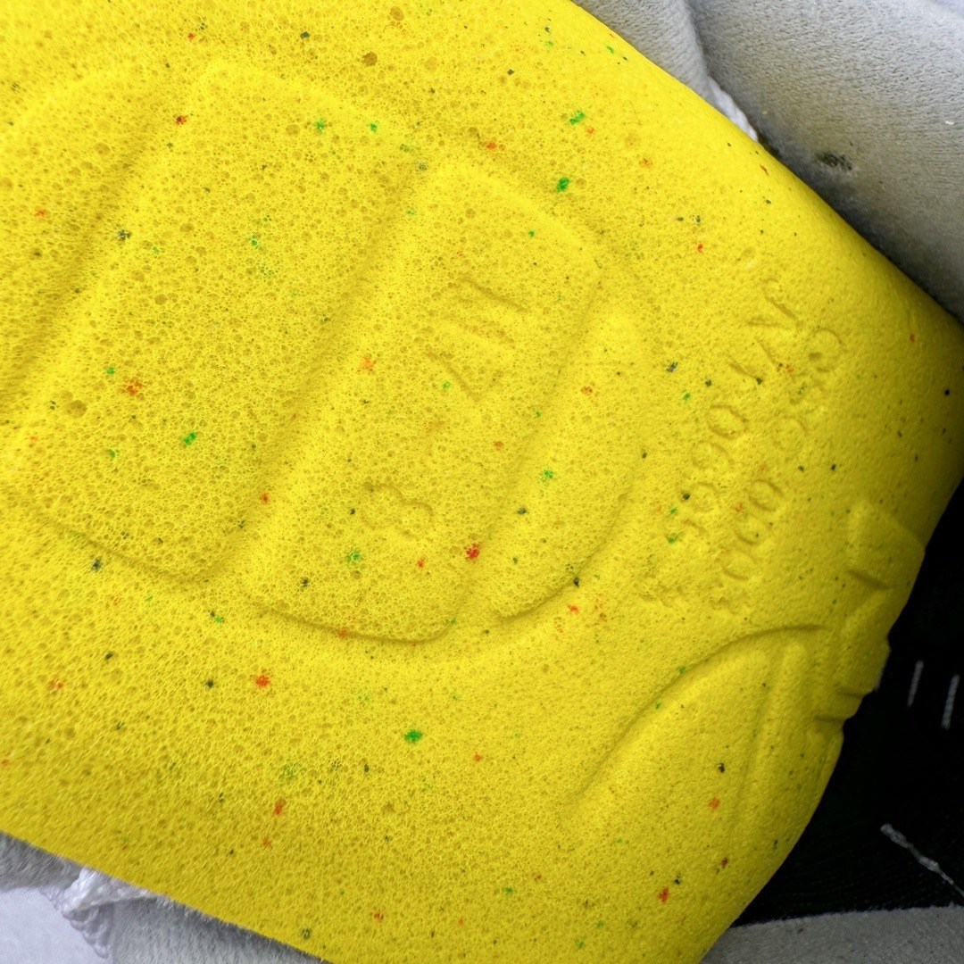 图片[16]-＃M纯原 New Balance M992EB 新百伦NB992总统复古慢跑鞋 黑色 正确3M反光细节 原楦原纸版开发 正确6层组合底模精密开发 后跟透明TPU水晶装饰条稳固 沿用了引以为傲的跑鞋手工技艺 采用猪皮绒面并包裹局部透气网面的鞋身设计 菱网鞋舌上刻有New Balance USA 鞋面依旧身着经典的大热之灰 彰显了其高端的品质身份 尺码：36 37 37.5 38 38.5 39 40 40.5 41.5 42 42.5 43 44 45 46.5-选品中心