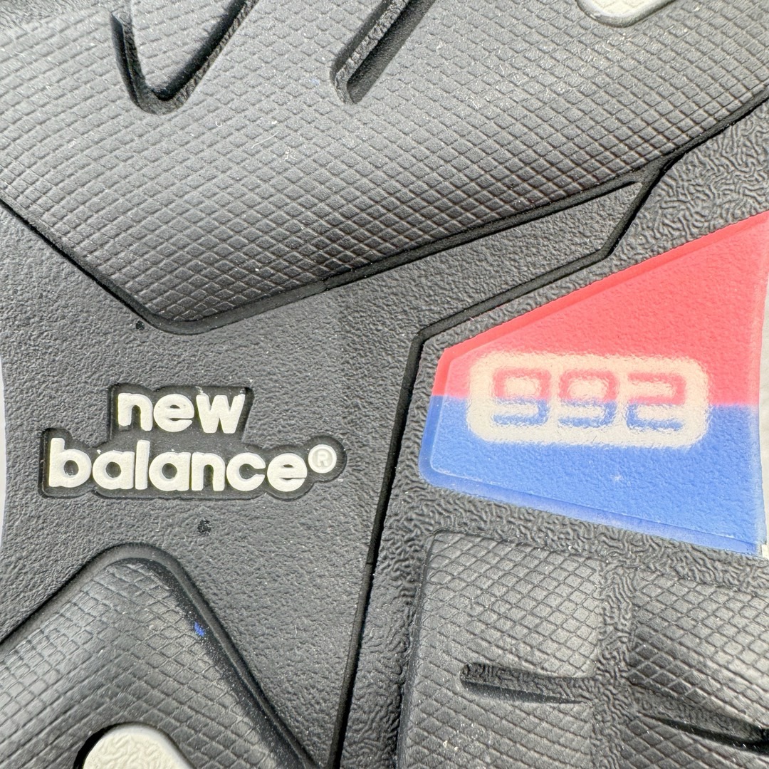 图片[18]-＃M纯原 New Balance M992EB 新百伦NB992总统复古慢跑鞋 黑色 正确3M反光细节 原楦原纸版开发 正确6层组合底模精密开发 后跟透明TPU水晶装饰条稳固 沿用了引以为傲的跑鞋手工技艺 采用猪皮绒面并包裹局部透气网面的鞋身设计 菱网鞋舌上刻有New Balance USA 鞋面依旧身着经典的大热之灰 彰显了其高端的品质身份 尺码：36 37 37.5 38 38.5 39 40 40.5 41.5 42 42.5 43 44 45 46.5-选品中心
