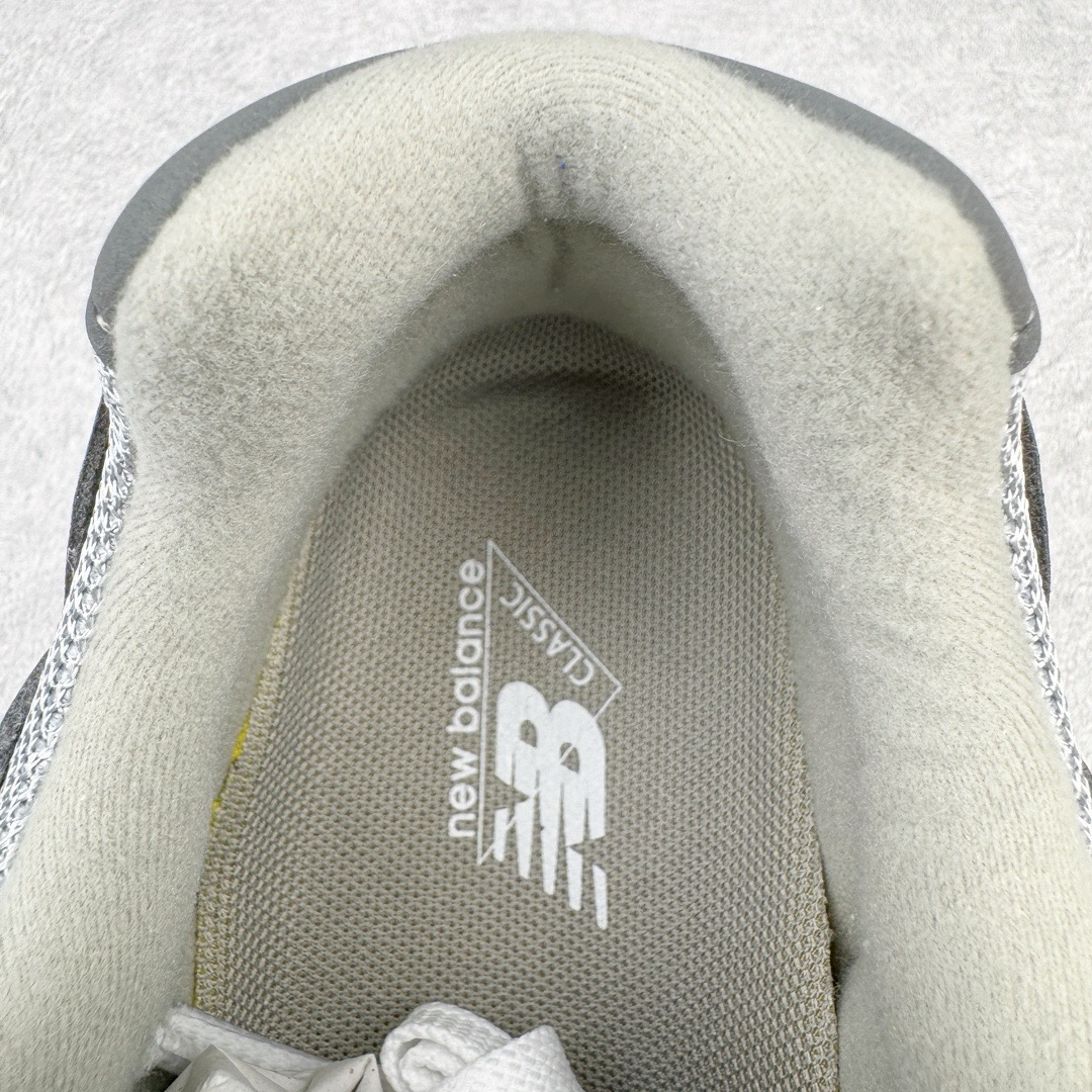 图片[15]-＃M纯原 New Balance M992GR 新百伦NB992总统复古慢跑鞋 元祖灰 正确3M反光细节 原楦原纸版开发 正确6层组合底模精密开发 后跟透明TPU水晶装饰条稳固 沿用了引以为傲的跑鞋手工技艺 采用猪皮绒面并包裹局部透气网面的鞋身设计 菱网鞋舌上刻有New Balance USA 鞋面依旧身着经典的大热之灰 彰显了其高端的品质身份 尺码：36 37 37.5 38 38.5 39 40 40.5 41.5 42 42.5 43 44 45 46.5-选品中心