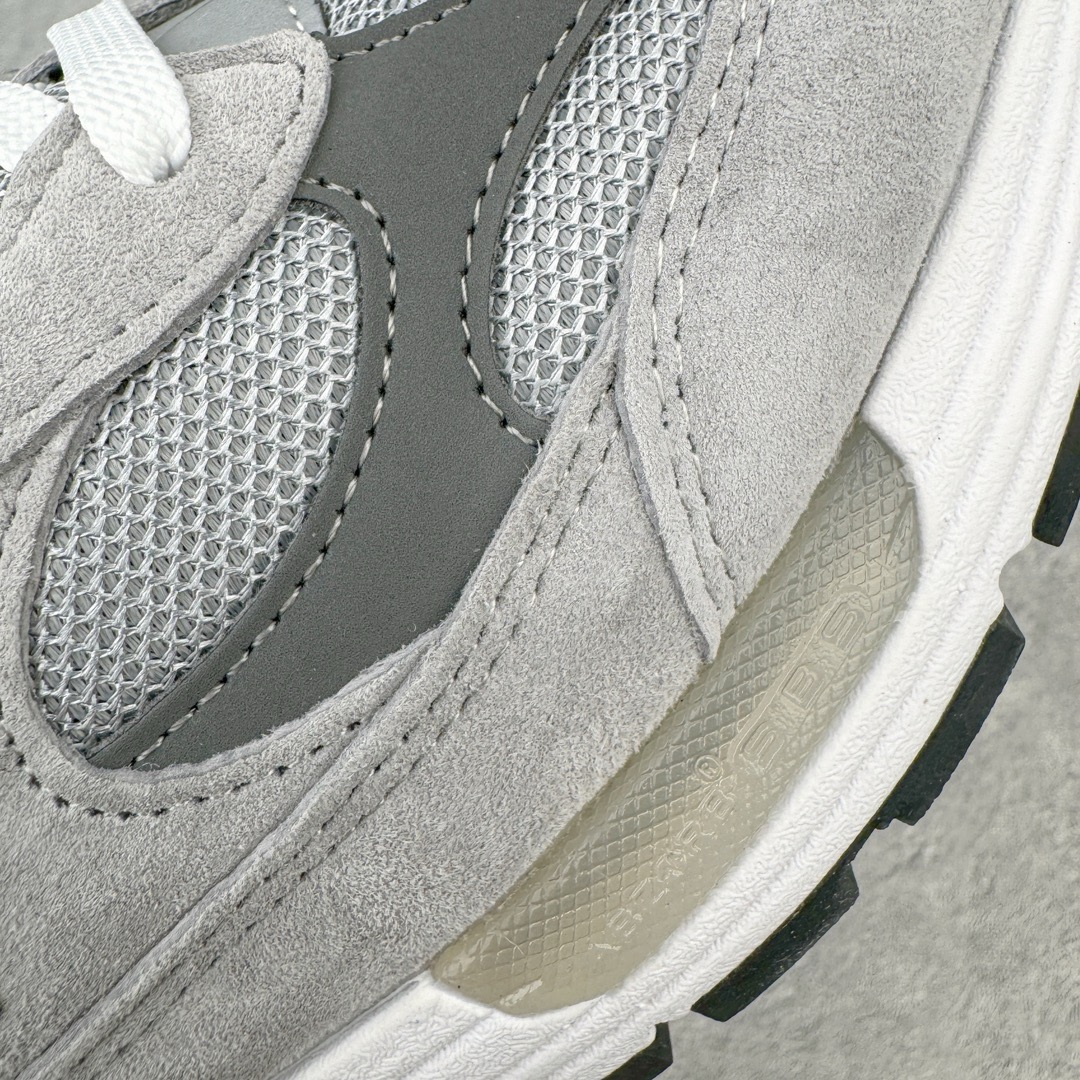 图片[17]-＃M纯原 New Balance M992GR 新百伦NB992总统复古慢跑鞋 元祖灰 正确3M反光细节 原楦原纸版开发 正确6层组合底模精密开发 后跟透明TPU水晶装饰条稳固 沿用了引以为傲的跑鞋手工技艺 采用猪皮绒面并包裹局部透气网面的鞋身设计 菱网鞋舌上刻有New Balance USA 鞋面依旧身着经典的大热之灰 彰显了其高端的品质身份 尺码：36 37 37.5 38 38.5 39 40 40.5 41.5 42 42.5 43 44 45 46.5-选品中心