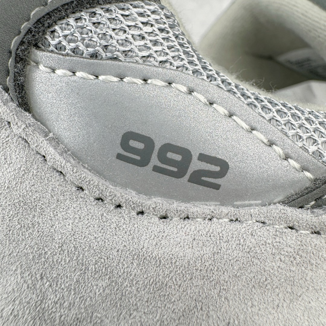 图片[12]-＃M纯原 New Balance M992GR 新百伦NB992总统复古慢跑鞋 元祖灰 正确3M反光细节 原楦原纸版开发 正确6层组合底模精密开发 后跟透明TPU水晶装饰条稳固 沿用了引以为傲的跑鞋手工技艺 采用猪皮绒面并包裹局部透气网面的鞋身设计 菱网鞋舌上刻有New Balance USA 鞋面依旧身着经典的大热之灰 彰显了其高端的品质身份 尺码：36 37 37.5 38 38.5 39 40 40.5 41.5 42 42.5 43 44 45 46.5-选品中心