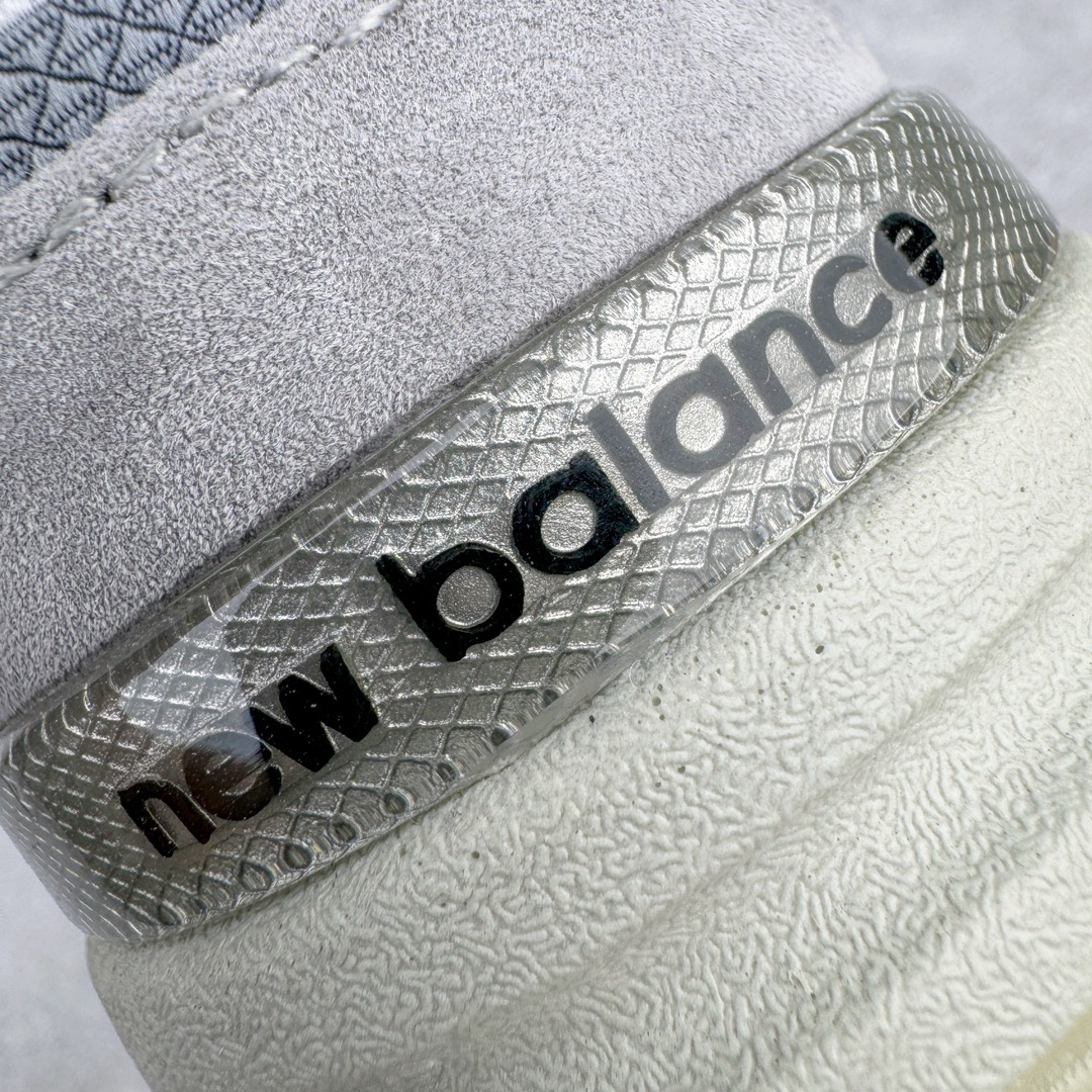 图片[11]-＃M纯原 New Balance M992GR 新百伦NB992总统复古慢跑鞋 元祖灰 正确3M反光细节 原楦原纸版开发 正确6层组合底模精密开发 后跟透明TPU水晶装饰条稳固 沿用了引以为傲的跑鞋手工技艺 采用猪皮绒面并包裹局部透气网面的鞋身设计 菱网鞋舌上刻有New Balance USA 鞋面依旧身着经典的大热之灰 彰显了其高端的品质身份 尺码：36 37 37.5 38 38.5 39 40 40.5 41.5 42 42.5 43 44 45 46.5-选品中心