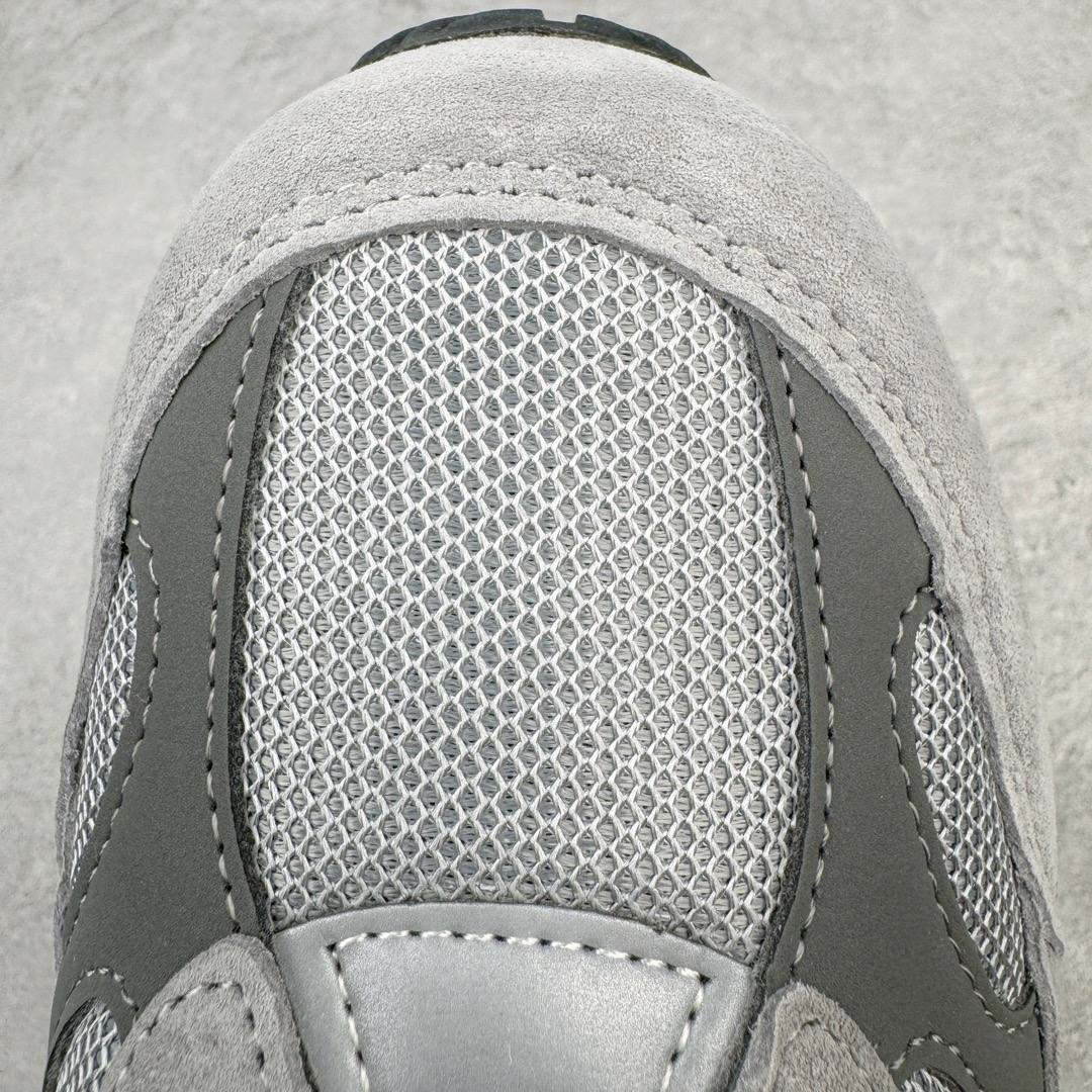 图片[16]-＃M纯原 New Balance M992GR 新百伦NB992总统复古慢跑鞋 元祖灰 正确3M反光细节 原楦原纸版开发 正确6层组合底模精密开发 后跟透明TPU水晶装饰条稳固 沿用了引以为傲的跑鞋手工技艺 采用猪皮绒面并包裹局部透气网面的鞋身设计 菱网鞋舌上刻有New Balance USA 鞋面依旧身着经典的大热之灰 彰显了其高端的品质身份 尺码：36 37 37.5 38 38.5 39 40 40.5 41.5 42 42.5 43 44 45 46.5-选品中心