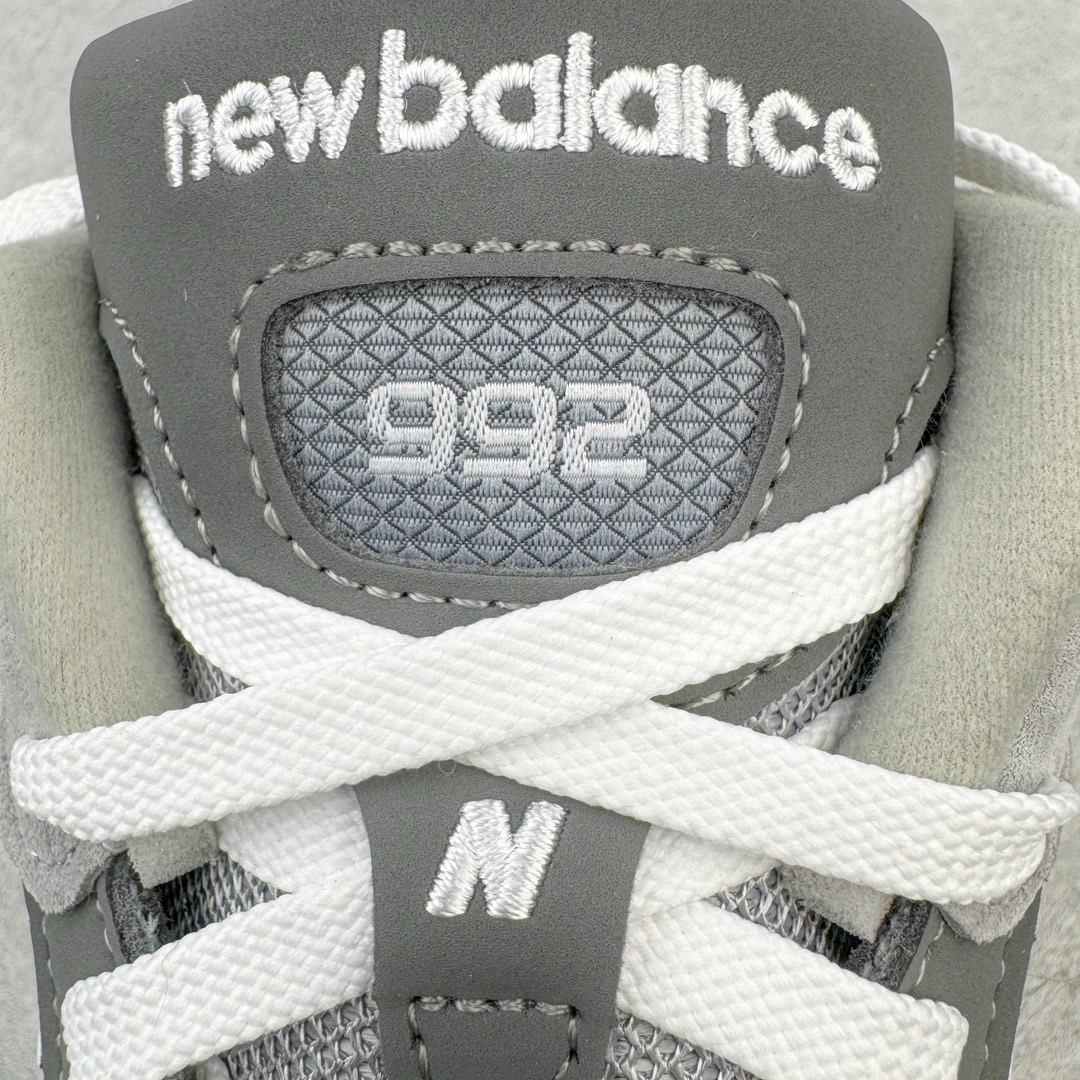 图片[14]-＃M纯原 New Balance M992GR 新百伦NB992总统复古慢跑鞋 元祖灰 正确3M反光细节 原楦原纸版开发 正确6层组合底模精密开发 后跟透明TPU水晶装饰条稳固 沿用了引以为傲的跑鞋手工技艺 采用猪皮绒面并包裹局部透气网面的鞋身设计 菱网鞋舌上刻有New Balance USA 鞋面依旧身着经典的大热之灰 彰显了其高端的品质身份 尺码：36 37 37.5 38 38.5 39 40 40.5 41.5 42 42.5 43 44 45 46.5-选品中心
