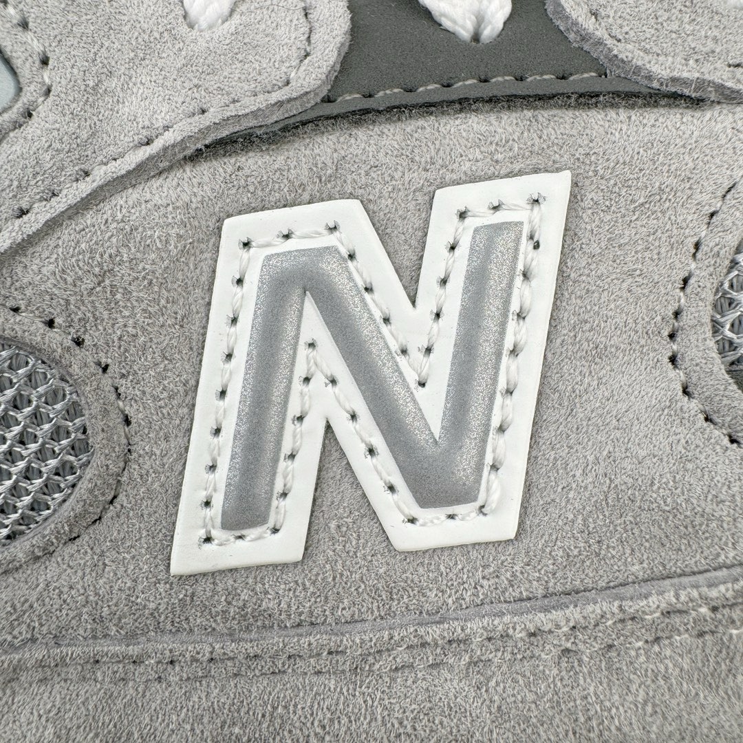 图片[10]-＃M纯原 New Balance M992GR 新百伦NB992总统复古慢跑鞋 元祖灰 正确3M反光细节 原楦原纸版开发 正确6层组合底模精密开发 后跟透明TPU水晶装饰条稳固 沿用了引以为傲的跑鞋手工技艺 采用猪皮绒面并包裹局部透气网面的鞋身设计 菱网鞋舌上刻有New Balance USA 鞋面依旧身着经典的大热之灰 彰显了其高端的品质身份 尺码：36 37 37.5 38 38.5 39 40 40.5 41.5 42 42.5 43 44 45 46.5-选品中心