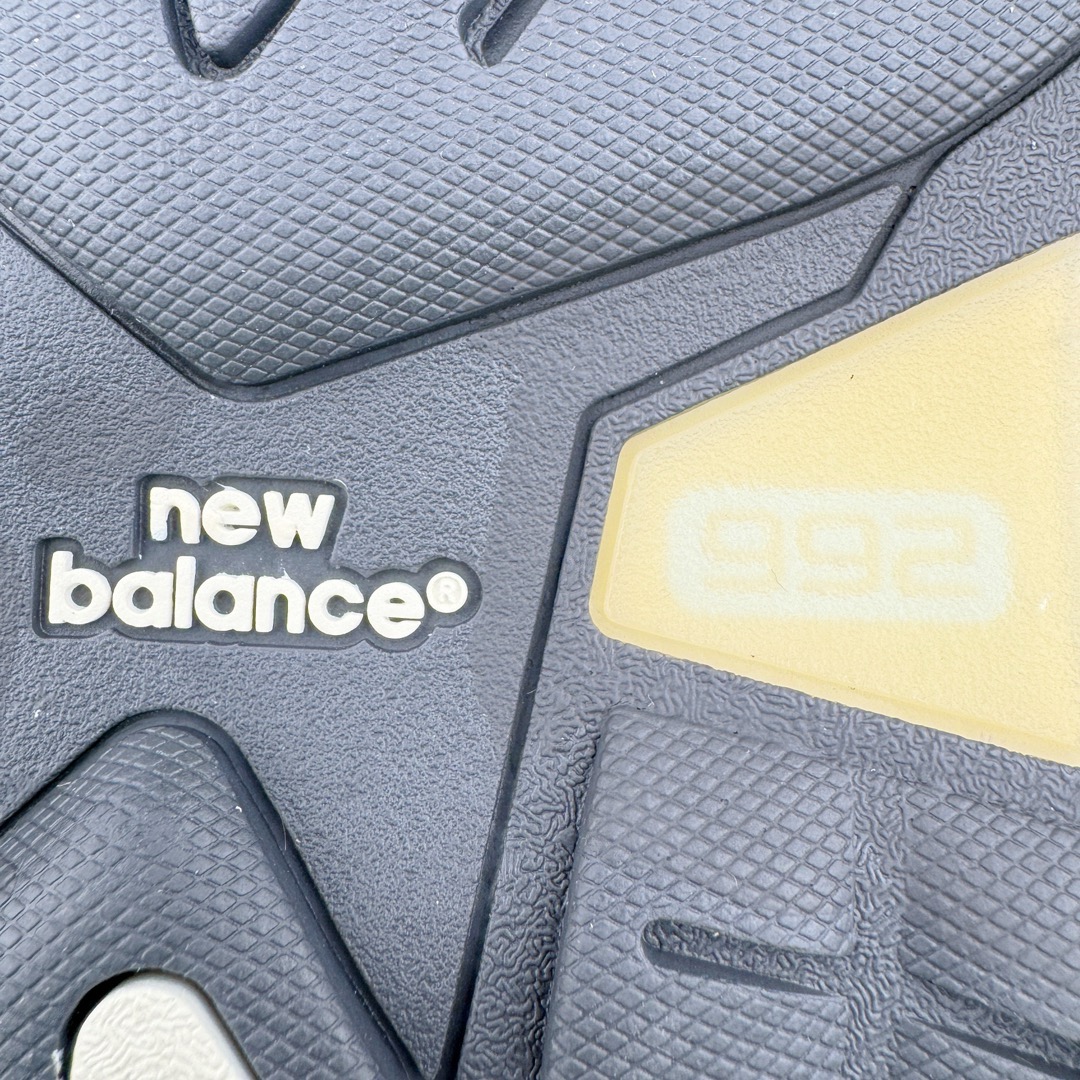图片[17]-＃M纯原 JJJJound x New Balance M992JJ 新百伦NB992 联名总统复古慢跑鞋 绿色 正确3M反光细节 原楦原纸版开发 正确6层组合底模精密开发 后跟透明TPU水晶装饰条稳固 沿用了引以为傲的跑鞋手工技艺 采用猪皮绒面并包裹局部透气网面的鞋身设计 菱网鞋舌上刻有New Balance USA 鞋面依旧身着经典的大热之灰 彰显了其高端的品质身份 尺码：36 37 37.5 38 38.5 39 40 40.5 41.5 42 42.5 43 44 45 46.5-选品中心