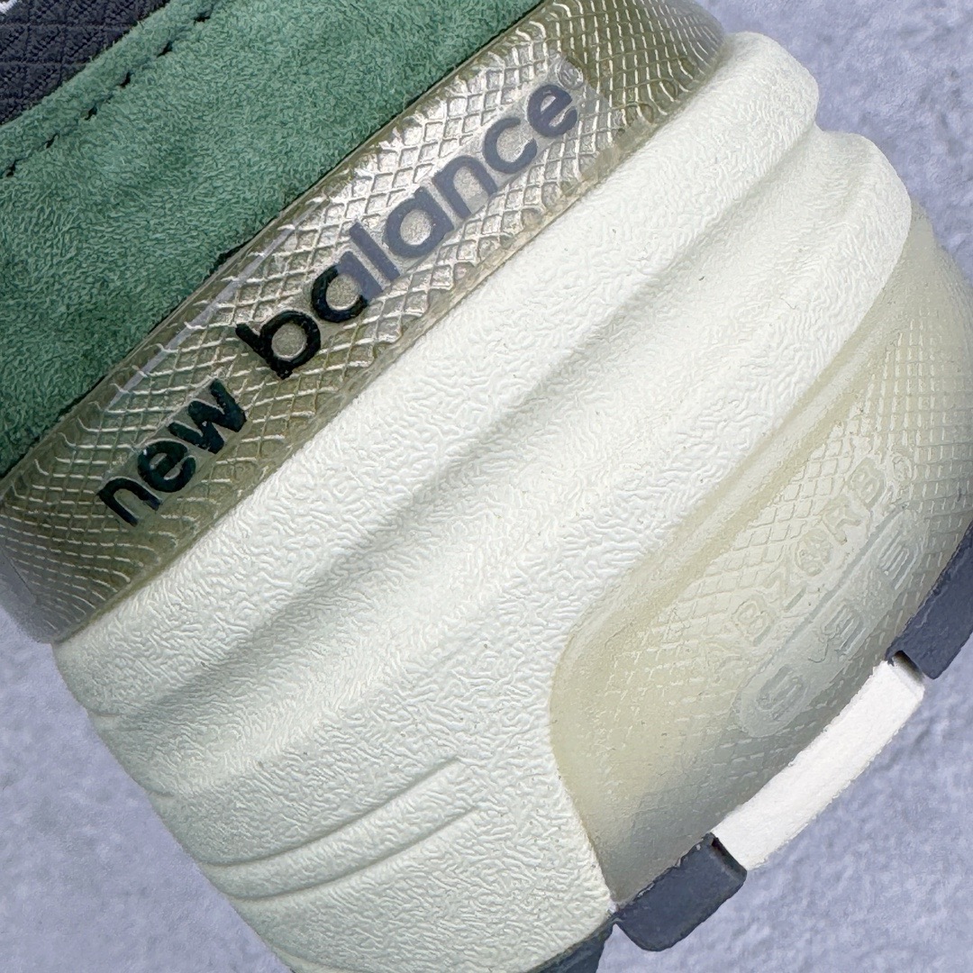 图片[16]-＃M纯原 JJJJound x New Balance M992JJ 新百伦NB992 联名总统复古慢跑鞋 绿色 正确3M反光细节 原楦原纸版开发 正确6层组合底模精密开发 后跟透明TPU水晶装饰条稳固 沿用了引以为傲的跑鞋手工技艺 采用猪皮绒面并包裹局部透气网面的鞋身设计 菱网鞋舌上刻有New Balance USA 鞋面依旧身着经典的大热之灰 彰显了其高端的品质身份 尺码：36 37 37.5 38 38.5 39 40 40.5 41.5 42 42.5 43 44 45 46.5-选品中心