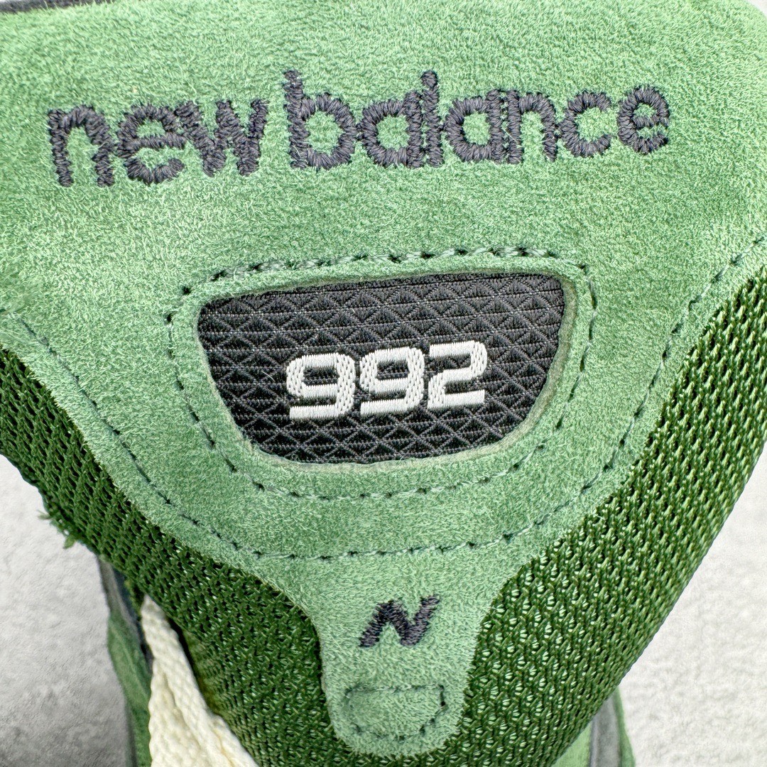 图片[14]-＃M纯原 JJJJound x New Balance M992JJ 新百伦NB992 联名总统复古慢跑鞋 绿色 正确3M反光细节 原楦原纸版开发 正确6层组合底模精密开发 后跟透明TPU水晶装饰条稳固 沿用了引以为傲的跑鞋手工技艺 采用猪皮绒面并包裹局部透气网面的鞋身设计 菱网鞋舌上刻有New Balance USA 鞋面依旧身着经典的大热之灰 彰显了其高端的品质身份 尺码：36 37 37.5 38 38.5 39 40 40.5 41.5 42 42.5 43 44 45 46.5-选品中心