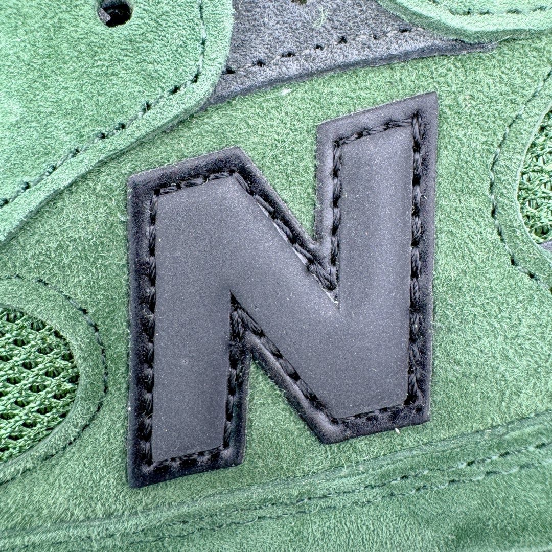 图片[15]-＃M纯原 JJJJound x New Balance M992JJ 新百伦NB992 联名总统复古慢跑鞋 绿色 正确3M反光细节 原楦原纸版开发 正确6层组合底模精密开发 后跟透明TPU水晶装饰条稳固 沿用了引以为傲的跑鞋手工技艺 采用猪皮绒面并包裹局部透气网面的鞋身设计 菱网鞋舌上刻有New Balance USA 鞋面依旧身着经典的大热之灰 彰显了其高端的品质身份 尺码：36 37 37.5 38 38.5 39 40 40.5 41.5 42 42.5 43 44 45 46.5-选品中心