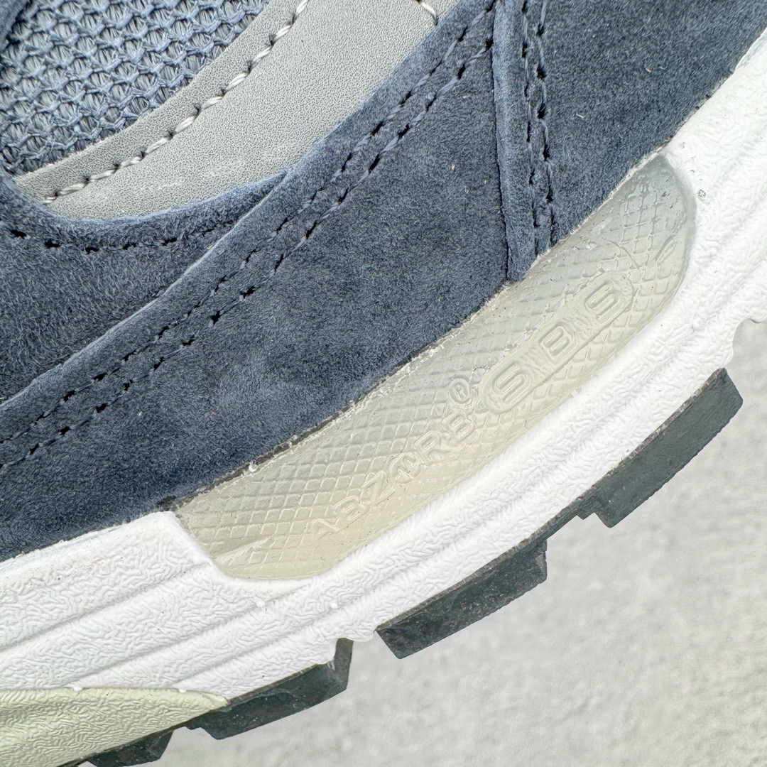 图片[15]-＃M纯原 New Balance M992GG 新百伦NB992总统复古慢跑鞋 海军蓝 正确3M反光细节 原楦原纸版开发 正确6层组合底模精密开发 后跟透明TPU水晶装饰条稳固 沿用了引以为傲的跑鞋手工技艺 采用猪皮绒面并包裹局部透气网面的鞋身设计 菱网鞋舌上刻有New Balance USA 鞋面依旧身着经典的大热之灰 彰显了其高端的品质身份 尺码：36 37 37.5 38 38.5 39 40 40.5 41.5 42 42.5 43 44 45 46.5-选品中心