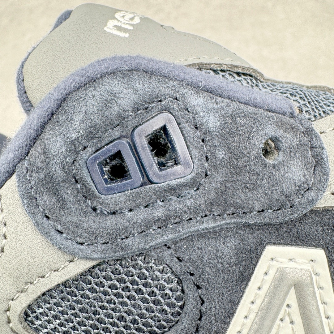 图片[11]-＃M纯原 New Balance M992GG 新百伦NB992总统复古慢跑鞋 海军蓝 正确3M反光细节 原楦原纸版开发 正确6层组合底模精密开发 后跟透明TPU水晶装饰条稳固 沿用了引以为傲的跑鞋手工技艺 采用猪皮绒面并包裹局部透气网面的鞋身设计 菱网鞋舌上刻有New Balance USA 鞋面依旧身着经典的大热之灰 彰显了其高端的品质身份 尺码：36 37 37.5 38 38.5 39 40 40.5 41.5 42 42.5 43 44 45 46.5-选品中心