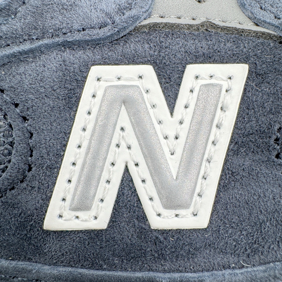 图片[10]-＃M纯原 New Balance M992GG 新百伦NB992总统复古慢跑鞋 海军蓝 正确3M反光细节 原楦原纸版开发 正确6层组合底模精密开发 后跟透明TPU水晶装饰条稳固 沿用了引以为傲的跑鞋手工技艺 采用猪皮绒面并包裹局部透气网面的鞋身设计 菱网鞋舌上刻有New Balance USA 鞋面依旧身着经典的大热之灰 彰显了其高端的品质身份 尺码：36 37 37.5 38 38.5 39 40 40.5 41.5 42 42.5 43 44 45 46.5-选品中心