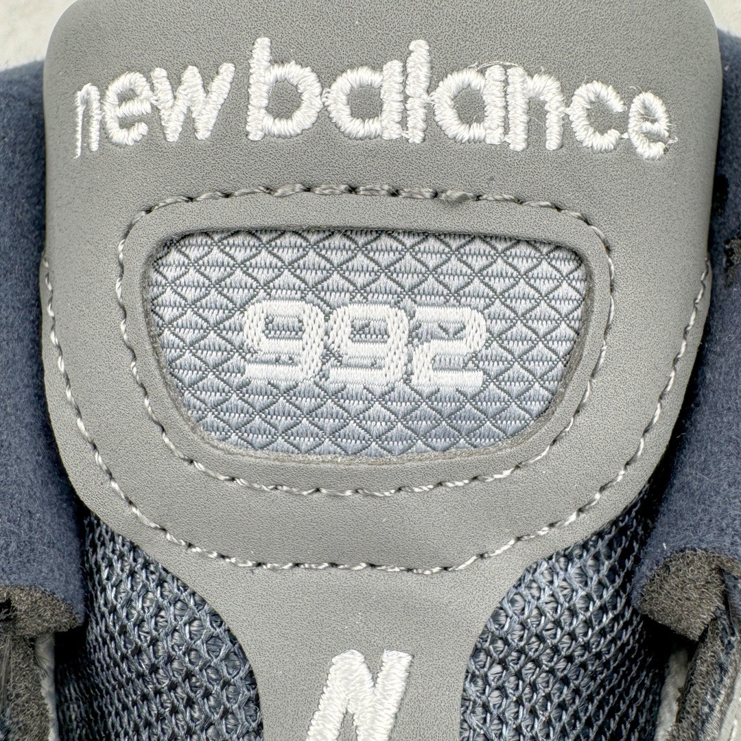 图片[16]-＃M纯原 New Balance M992GG 新百伦NB992总统复古慢跑鞋 海军蓝 正确3M反光细节 原楦原纸版开发 正确6层组合底模精密开发 后跟透明TPU水晶装饰条稳固 沿用了引以为傲的跑鞋手工技艺 采用猪皮绒面并包裹局部透气网面的鞋身设计 菱网鞋舌上刻有New Balance USA 鞋面依旧身着经典的大热之灰 彰显了其高端的品质身份 尺码：36 37 37.5 38 38.5 39 40 40.5 41.5 42 42.5 43 44 45 46.5-选品中心