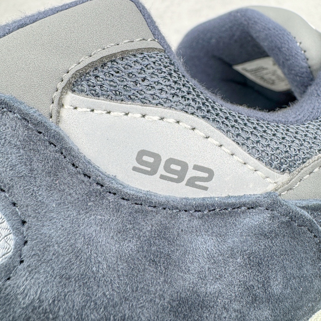 图片[12]-＃M纯原 New Balance M992GG 新百伦NB992总统复古慢跑鞋 海军蓝 正确3M反光细节 原楦原纸版开发 正确6层组合底模精密开发 后跟透明TPU水晶装饰条稳固 沿用了引以为傲的跑鞋手工技艺 采用猪皮绒面并包裹局部透气网面的鞋身设计 菱网鞋舌上刻有New Balance USA 鞋面依旧身着经典的大热之灰 彰显了其高端的品质身份 尺码：36 37 37.5 38 38.5 39 40 40.5 41.5 42 42.5 43 44 45 46.5-选品中心