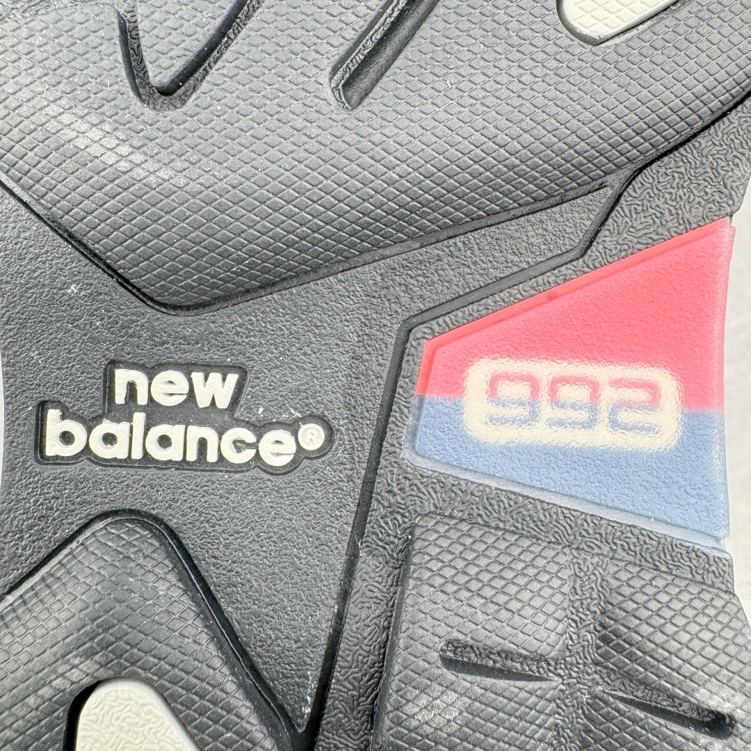 图片[18]-＃M纯原 New Balance M992GG 新百伦NB992总统复古慢跑鞋 海军蓝 正确3M反光细节 原楦原纸版开发 正确6层组合底模精密开发 后跟透明TPU水晶装饰条稳固 沿用了引以为傲的跑鞋手工技艺 采用猪皮绒面并包裹局部透气网面的鞋身设计 菱网鞋舌上刻有New Balance USA 鞋面依旧身着经典的大热之灰 彰显了其高端的品质身份 尺码：36 37 37.5 38 38.5 39 40 40.5 41.5 42 42.5 43 44 45 46.5-选品中心