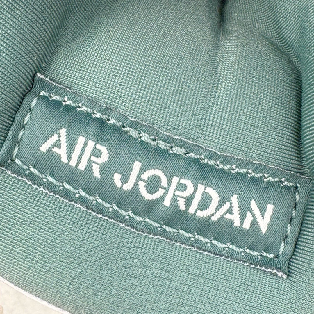 图片[21]-＃GX Air Jordan AJ4 Retro 氧化白绿 FQ8138-103 圈内最强四代 独家外贸特供尺码含 45.5 49.5 50.5 耗时半年巨作 全套原纸板楦头开发 原厂特供皮料加持 确保原汁原味 完美呈现四代版型 一比一鞋头弧度高度鞋身弧度 数据细节工艺流程均保持原鞋一致 原厂TPU网格鞋带扣 正确内里网布 菱角分明不变形无多余毛边 柔软性质感一致于原鞋 市场唯一原厂鞋扣模具 背面可见隐藏注塑口 原厂织唛标 原厂飞人电绣工艺 尾指中部跳三针 独家绑鞋带手法 印刷中底布 四线拉帮 米色美纹纸贴合固定 进口港宝加持 后跟自然饱满 全鞋荧光划线卡点 追求极致完美 每一双都是工艺品 多重QC质检 超越公司货的品控标准 实实在在的免检产品 尺码：40 40.5 41 42 42.5 43 44 44.5 45 45.5 46 47.5 48.5 49.5 50.5-选品中心