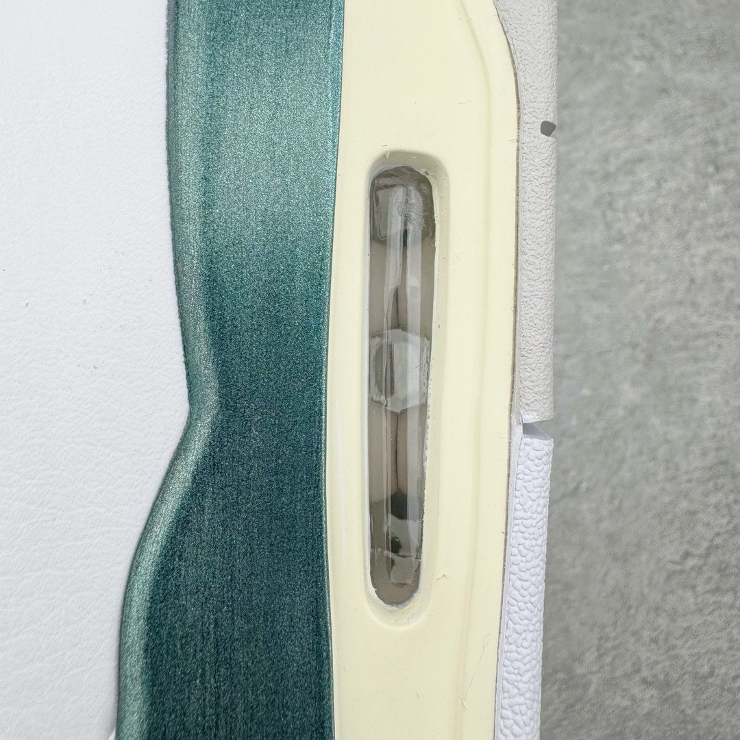 图片[17]-＃GX Air Jordan AJ4 Retro 氧化白绿 FQ8138-103 圈内最强四代 独家外贸特供尺码含 45.5 49.5 50.5 耗时半年巨作 全套原纸板楦头开发 原厂特供皮料加持 确保原汁原味 完美呈现四代版型 一比一鞋头弧度高度鞋身弧度 数据细节工艺流程均保持原鞋一致 原厂TPU网格鞋带扣 正确内里网布 菱角分明不变形无多余毛边 柔软性质感一致于原鞋 市场唯一原厂鞋扣模具 背面可见隐藏注塑口 原厂织唛标 原厂飞人电绣工艺 尾指中部跳三针 独家绑鞋带手法 印刷中底布 四线拉帮 米色美纹纸贴合固定 进口港宝加持 后跟自然饱满 全鞋荧光划线卡点 追求极致完美 每一双都是工艺品 多重QC质检 超越公司货的品控标准 实实在在的免检产品 尺码：40 40.5 41 42 42.5 43 44 44.5 45 45.5 46 47.5 48.5 49.5 50.5-选品中心