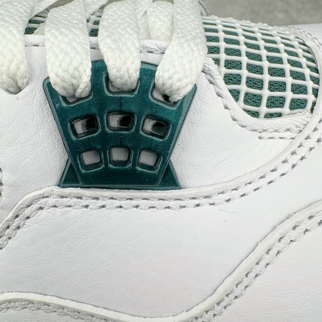 图片[13]-＃GX Air Jordan AJ4 Retro 氧化白绿 FQ8138-103 圈内最强四代 独家外贸特供尺码含 45.5 49.5 50.5 耗时半年巨作 全套原纸板楦头开发 原厂特供皮料加持 确保原汁原味 完美呈现四代版型 一比一鞋头弧度高度鞋身弧度 数据细节工艺流程均保持原鞋一致 原厂TPU网格鞋带扣 正确内里网布 菱角分明不变形无多余毛边 柔软性质感一致于原鞋 市场唯一原厂鞋扣模具 背面可见隐藏注塑口 原厂织唛标 原厂飞人电绣工艺 尾指中部跳三针 独家绑鞋带手法 印刷中底布 四线拉帮 米色美纹纸贴合固定 进口港宝加持 后跟自然饱满 全鞋荧光划线卡点 追求极致完美 每一双都是工艺品 多重QC质检 超越公司货的品控标准 实实在在的免检产品 尺码：40 40.5 41 42 42.5 43 44 44.5 45 45.5 46 47.5 48.5 49.5 50.5-选品中心