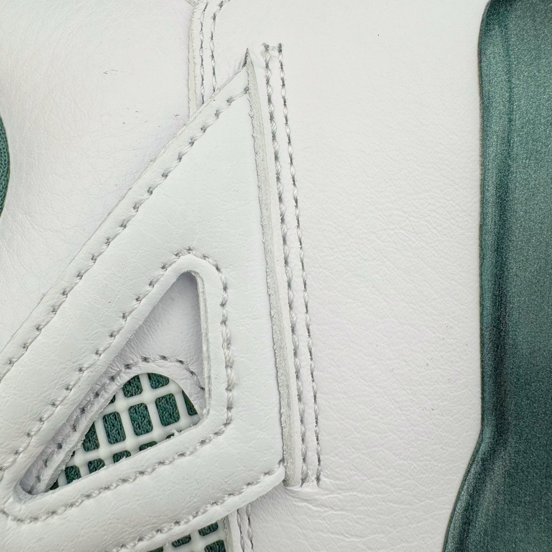 图片[18]-＃GX Air Jordan AJ4 Retro 氧化白绿 FQ8138-103 圈内最强四代 独家外贸特供尺码含 45.5 49.5 50.5 耗时半年巨作 全套原纸板楦头开发 原厂特供皮料加持 确保原汁原味 完美呈现四代版型 一比一鞋头弧度高度鞋身弧度 数据细节工艺流程均保持原鞋一致 原厂TPU网格鞋带扣 正确内里网布 菱角分明不变形无多余毛边 柔软性质感一致于原鞋 市场唯一原厂鞋扣模具 背面可见隐藏注塑口 原厂织唛标 原厂飞人电绣工艺 尾指中部跳三针 独家绑鞋带手法 印刷中底布 四线拉帮 米色美纹纸贴合固定 进口港宝加持 后跟自然饱满 全鞋荧光划线卡点 追求极致完美 每一双都是工艺品 多重QC质检 超越公司货的品控标准 实实在在的免检产品 尺码：40 40.5 41 42 42.5 43 44 44.5 45 45.5 46 47.5 48.5 49.5 50.5-选品中心