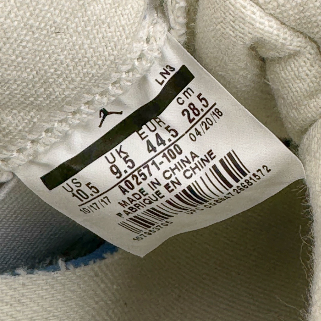 图片[18]-＃GX Levi’s x Air Jordan AJ4 \\\”Denim\\\” 李维斯联名 牛仔白 AO2571-100 圈内最强四代 独家外贸特供尺码含 45.5 49.5 50.5 耗时半年巨作 全套原纸板楦头开发 原厂特供皮料加持 确保原汁原味 完美呈现四代版型 一比一鞋头弧度高度鞋身弧度 数据细节工艺流程均保持原鞋一致 原厂TPU网格鞋带扣 正确内里网布 菱角分明不变形无多余毛边 柔软性质感一致于原鞋 市场唯一原厂鞋扣模具 背面可见隐藏注塑口 原厂织唛标 原厂飞人电绣工艺 尾指中部跳三针 独家绑鞋带手法 印刷中底布 四线拉帮 米色美纹纸贴合固定 进口港宝加持 后跟自然饱满 全鞋荧光划线卡点 追求极致完美 每一双都是工艺品 多重QC质检 超越公司货的品控标准 实实在在的免检产品 尺码：40 40.5 41 42 42.5 43 44 44.5 45 45.5 46 47.5 48.5 49.5 50.5-选品中心