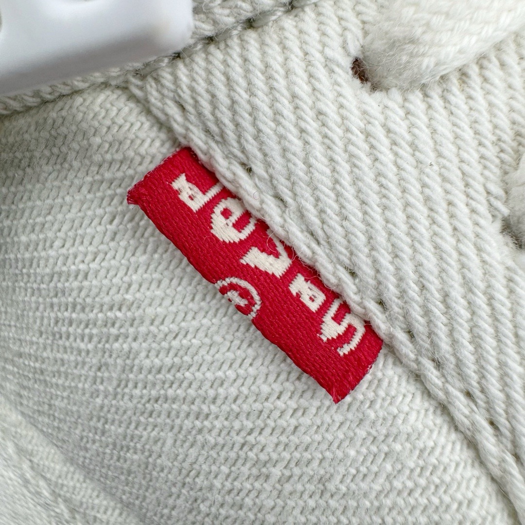 图片[13]-＃GX Levi’s x Air Jordan AJ4 \\\”Denim\\\” 李维斯联名 牛仔白 AO2571-100 圈内最强四代 独家外贸特供尺码含 45.5 49.5 50.5 耗时半年巨作 全套原纸板楦头开发 原厂特供皮料加持 确保原汁原味 完美呈现四代版型 一比一鞋头弧度高度鞋身弧度 数据细节工艺流程均保持原鞋一致 原厂TPU网格鞋带扣 正确内里网布 菱角分明不变形无多余毛边 柔软性质感一致于原鞋 市场唯一原厂鞋扣模具 背面可见隐藏注塑口 原厂织唛标 原厂飞人电绣工艺 尾指中部跳三针 独家绑鞋带手法 印刷中底布 四线拉帮 米色美纹纸贴合固定 进口港宝加持 后跟自然饱满 全鞋荧光划线卡点 追求极致完美 每一双都是工艺品 多重QC质检 超越公司货的品控标准 实实在在的免检产品 尺码：40 40.5 41 42 42.5 43 44 44.5 45 45.5 46 47.5 48.5 49.5 50.5-选品中心