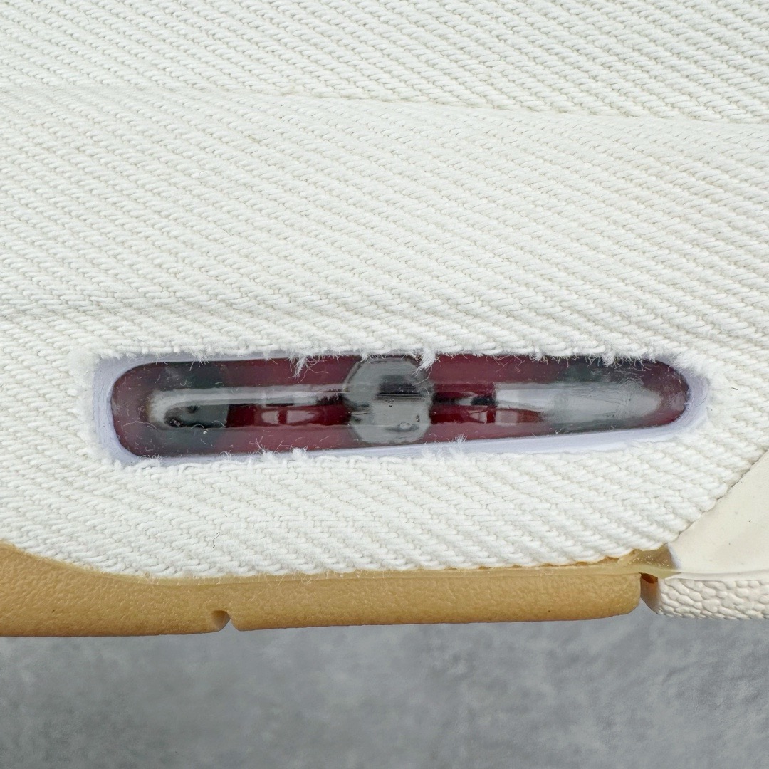 图片[14]-＃GX Levi’s x Air Jordan AJ4 \\\”Denim\\\” 李维斯联名 牛仔白 AO2571-100 圈内最强四代 独家外贸特供尺码含 45.5 49.5 50.5 耗时半年巨作 全套原纸板楦头开发 原厂特供皮料加持 确保原汁原味 完美呈现四代版型 一比一鞋头弧度高度鞋身弧度 数据细节工艺流程均保持原鞋一致 原厂TPU网格鞋带扣 正确内里网布 菱角分明不变形无多余毛边 柔软性质感一致于原鞋 市场唯一原厂鞋扣模具 背面可见隐藏注塑口 原厂织唛标 原厂飞人电绣工艺 尾指中部跳三针 独家绑鞋带手法 印刷中底布 四线拉帮 米色美纹纸贴合固定 进口港宝加持 后跟自然饱满 全鞋荧光划线卡点 追求极致完美 每一双都是工艺品 多重QC质检 超越公司货的品控标准 实实在在的免检产品 尺码：40 40.5 41 42 42.5 43 44 44.5 45 45.5 46 47.5 48.5 49.5 50.5-选品中心