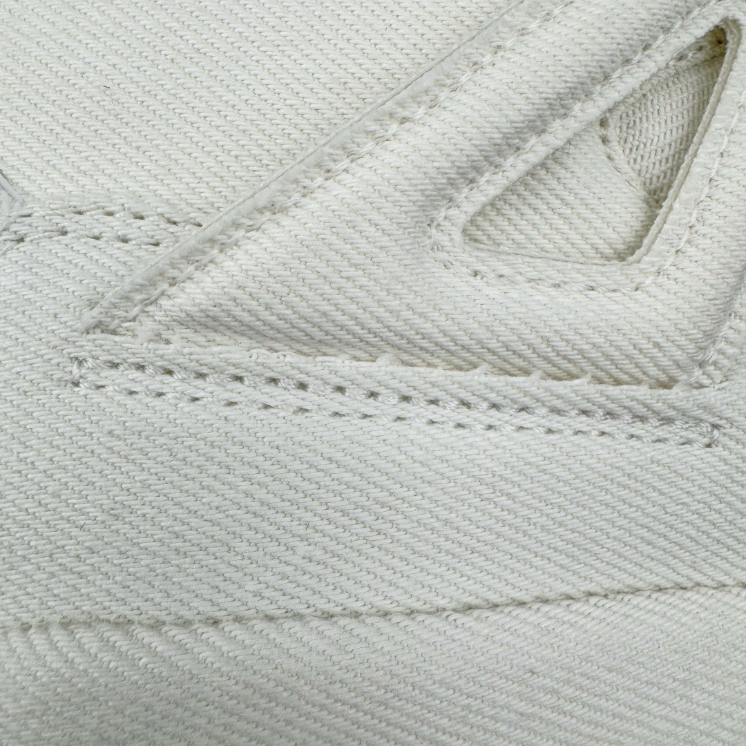 图片[15]-＃GX Levi’s x Air Jordan AJ4 \\\”Denim\\\” 李维斯联名 牛仔白 AO2571-100 圈内最强四代 独家外贸特供尺码含 45.5 49.5 50.5 耗时半年巨作 全套原纸板楦头开发 原厂特供皮料加持 确保原汁原味 完美呈现四代版型 一比一鞋头弧度高度鞋身弧度 数据细节工艺流程均保持原鞋一致 原厂TPU网格鞋带扣 正确内里网布 菱角分明不变形无多余毛边 柔软性质感一致于原鞋 市场唯一原厂鞋扣模具 背面可见隐藏注塑口 原厂织唛标 原厂飞人电绣工艺 尾指中部跳三针 独家绑鞋带手法 印刷中底布 四线拉帮 米色美纹纸贴合固定 进口港宝加持 后跟自然饱满 全鞋荧光划线卡点 追求极致完美 每一双都是工艺品 多重QC质检 超越公司货的品控标准 实实在在的免检产品 尺码：40 40.5 41 42 42.5 43 44 44.5 45 45.5 46 47.5 48.5 49.5 50.5-选品中心