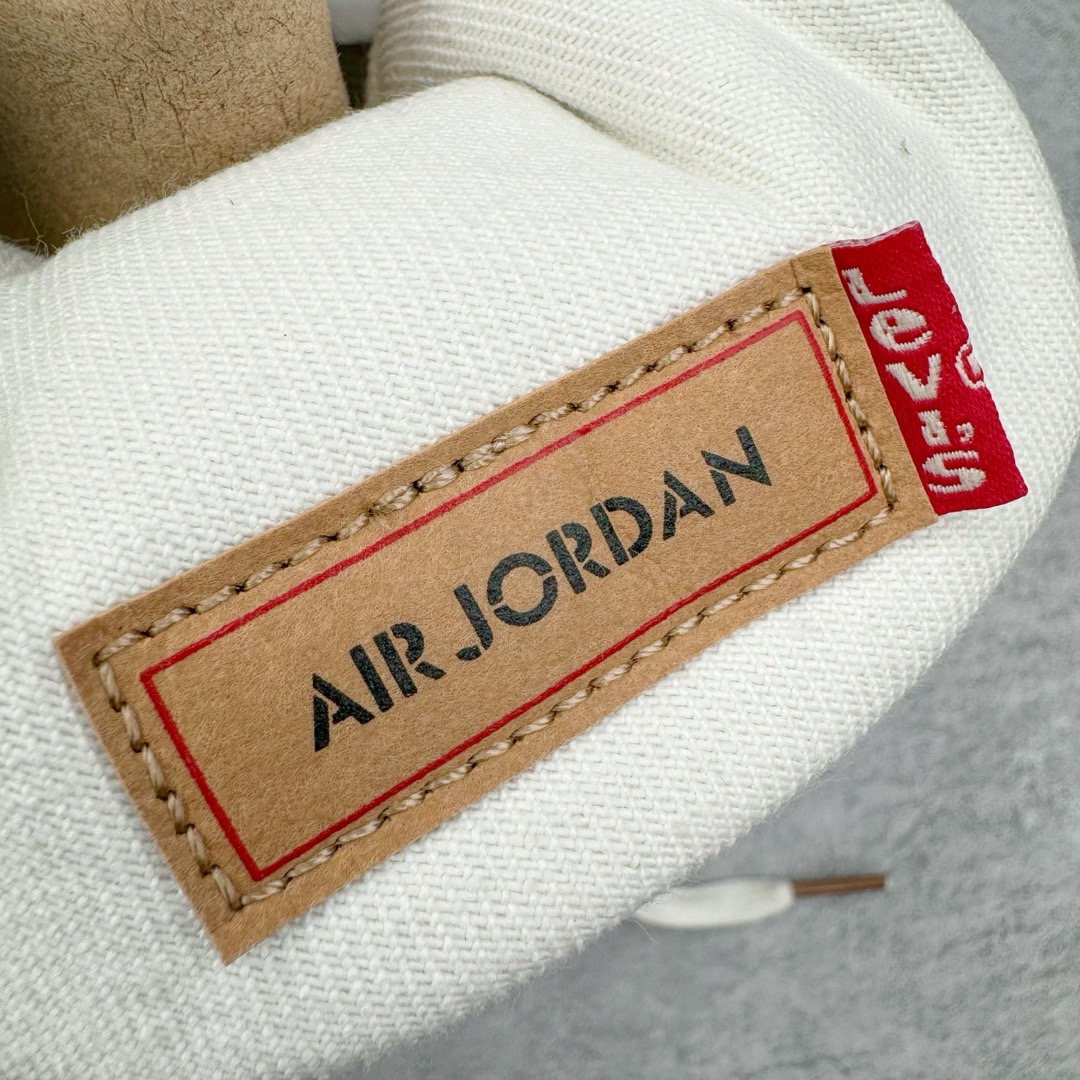 图片[12]-＃GX Levi’s x Air Jordan AJ4 \\\”Denim\\\” 李维斯联名 牛仔白 AO2571-100 圈内最强四代 独家外贸特供尺码含 45.5 49.5 50.5 耗时半年巨作 全套原纸板楦头开发 原厂特供皮料加持 确保原汁原味 完美呈现四代版型 一比一鞋头弧度高度鞋身弧度 数据细节工艺流程均保持原鞋一致 原厂TPU网格鞋带扣 正确内里网布 菱角分明不变形无多余毛边 柔软性质感一致于原鞋 市场唯一原厂鞋扣模具 背面可见隐藏注塑口 原厂织唛标 原厂飞人电绣工艺 尾指中部跳三针 独家绑鞋带手法 印刷中底布 四线拉帮 米色美纹纸贴合固定 进口港宝加持 后跟自然饱满 全鞋荧光划线卡点 追求极致完美 每一双都是工艺品 多重QC质检 超越公司货的品控标准 实实在在的免检产品 尺码：40 40.5 41 42 42.5 43 44 44.5 45 45.5 46 47.5 48.5 49.5 50.5-选品中心