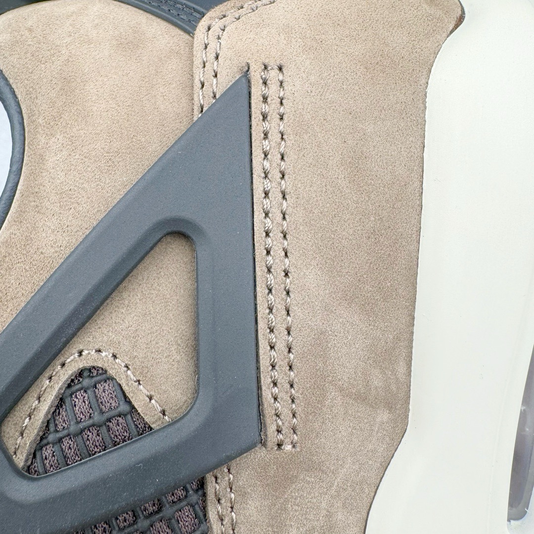 图片[13]-＃GX Travis Scott x Air Jordan AJ4 TS联名亲友限定棕色 AJ4-766302 圈内最强四代 独家外贸特供尺码含 45.5 49.5 50.5 耗时半年巨作 全套原纸板楦头开发 原厂特供皮料加持 确保原汁原味 完美呈现四代版型 一比一鞋头弧度高度鞋身弧度 数据细节工艺流程均保持原鞋一致 原厂TPU网格鞋带扣 正确内里网布 菱角分明不变形无多余毛边 柔软性质感一致于原鞋 市场唯一原厂鞋扣模具 背面可见隐藏注塑口 原厂织唛标 原厂飞人电绣工艺 尾指中部跳三针 独家绑鞋带手法 印刷中底布 四线拉帮 米色美纹纸贴合固定 进口港宝加持 后跟自然饱满 全鞋荧光划线卡点 追求极致完美 每一双都是工艺品 多重QC质检 超越公司货的品控标准 实实在在的免检产品 尺码：40 40.5 41 42 42.5 43 44 44.5 45 45.5 46 47.5 48.5 49.5 50.5-选品中心