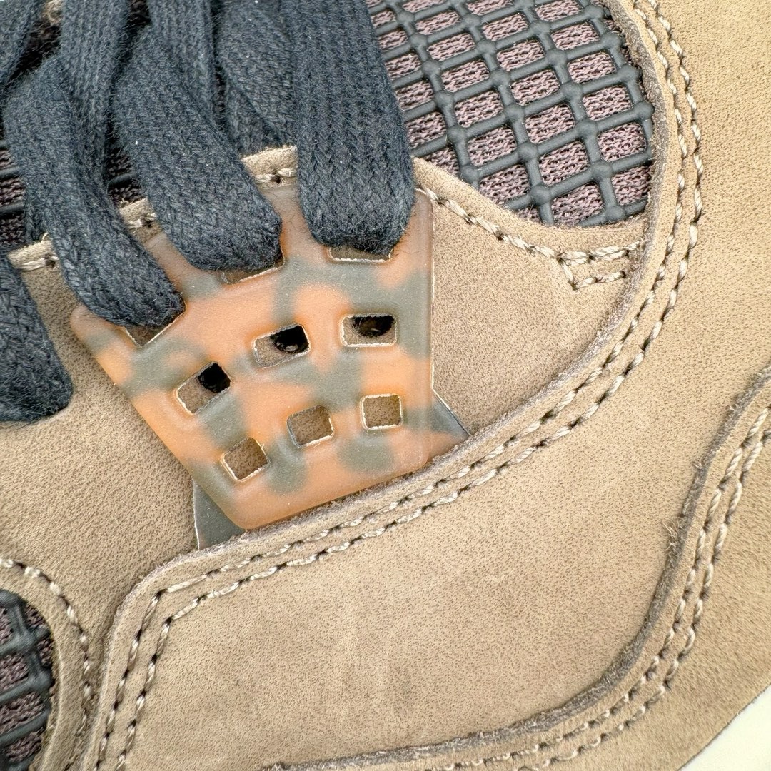 图片[18]-＃GX Travis Scott x Air Jordan AJ4 TS联名亲友限定棕色 AJ4-766302 圈内最强四代 独家外贸特供尺码含 45.5 49.5 50.5 耗时半年巨作 全套原纸板楦头开发 原厂特供皮料加持 确保原汁原味 完美呈现四代版型 一比一鞋头弧度高度鞋身弧度 数据细节工艺流程均保持原鞋一致 原厂TPU网格鞋带扣 正确内里网布 菱角分明不变形无多余毛边 柔软性质感一致于原鞋 市场唯一原厂鞋扣模具 背面可见隐藏注塑口 原厂织唛标 原厂飞人电绣工艺 尾指中部跳三针 独家绑鞋带手法 印刷中底布 四线拉帮 米色美纹纸贴合固定 进口港宝加持 后跟自然饱满 全鞋荧光划线卡点 追求极致完美 每一双都是工艺品 多重QC质检 超越公司货的品控标准 实实在在的免检产品 尺码：40 40.5 41 42 42.5 43 44 44.5 45 45.5 46 47.5 48.5 49.5 50.5-选品中心