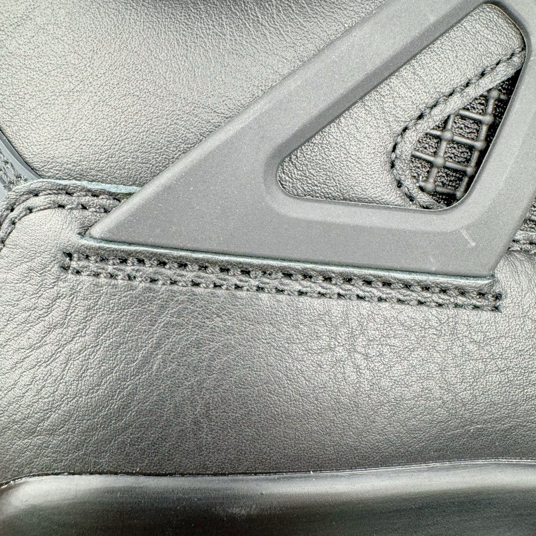 图片[11]-＃GX Air Jordan AJ4 \\\”Bred Reimagined\\\” 黑红2024 FV5029-006 全新批次 圈内最强四代 独家外贸特供尺码含 45.5 49.5 50.5 耗时半年巨作 全套原纸板楦头开发 原厂特供皮料加持 确保原汁原味 完美呈现四代版型 一比一鞋头弧度高度鞋身弧度 数据细节工艺流程均保持原鞋一致 原厂TPU网格鞋带扣 正确内里网布 菱角分明不变形无多余毛边 柔软性质感一致于原鞋 市场唯一原厂鞋扣模具 背面可见隐藏注塑口 原厂织唛标 原厂飞人电绣工艺 尾指中部跳三针 独家绑鞋带手法 印刷中底布 四线拉帮 米色美纹纸贴合固定 进口港宝加持 后跟自然饱满 全鞋荧光划线卡点 追求极致完美 每一双都是工艺品 多重QC质检 超越公司货的品控标准 实实在在的免检产品 尺码：40 40.5 41 42 42.5 43 44 44.5 45 45.5 46 47.5 48.5 49.5 50.5-选品中心