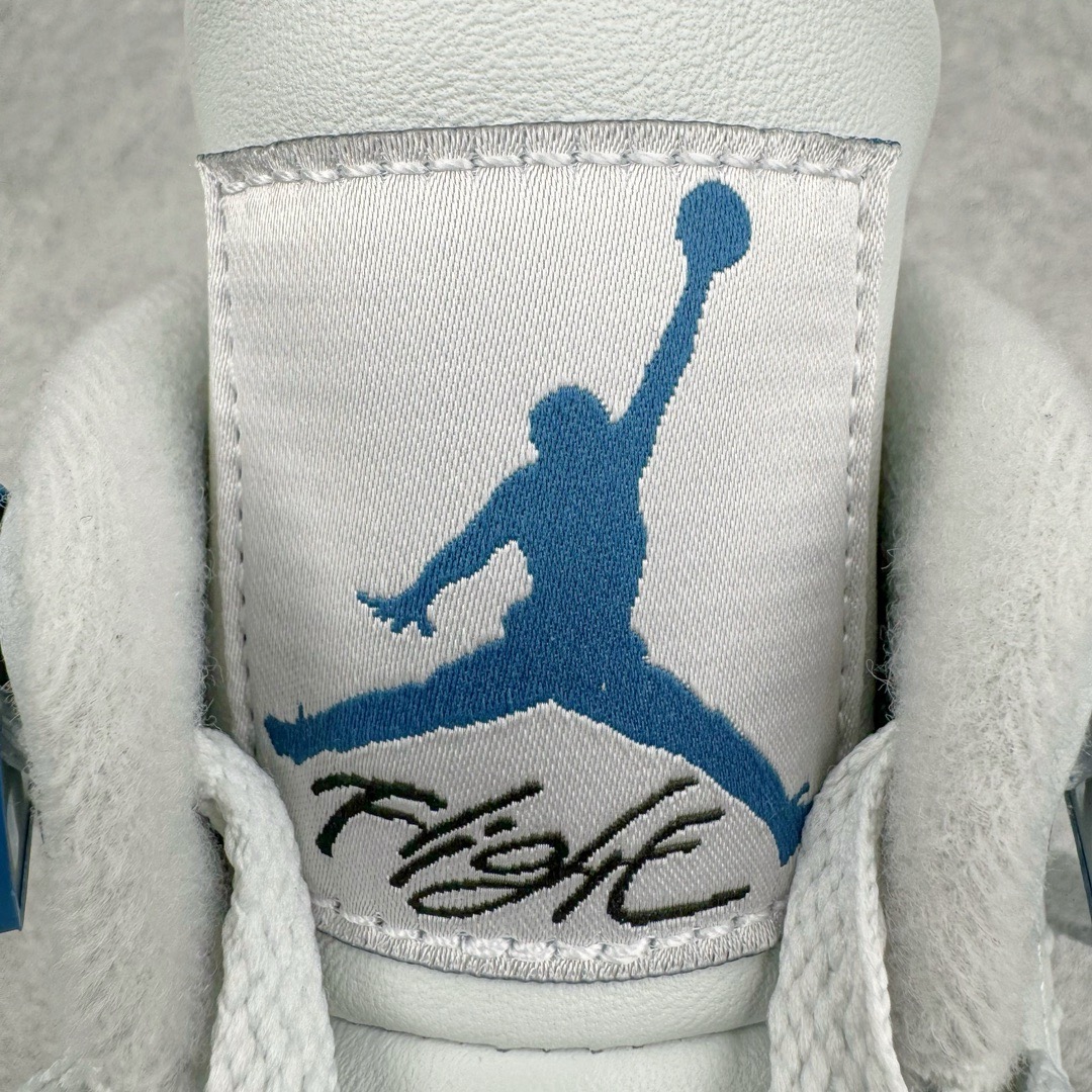 图片[16]-＃GX Air Jordan AJ4 Retro \\\”Military Blue\\\” 白蓝2024 FV5029-141 圈内最强四代 独家外贸特供尺码含 45.5 49.5 50.5 耗时半年巨作 全套原纸板楦头开发 原厂特供皮料加持 确保原汁原味 完美呈现四代版型 一比一鞋头弧度高度鞋身弧度 数据细节工艺流程均保持原鞋一致 原厂TPU网格鞋带扣 正确内里网布 菱角分明不变形无多余毛边 柔软性质感一致于原鞋 市场唯一原厂鞋扣模具 背面可见隐藏注塑口 原厂织唛标 原厂飞人电绣工艺 尾指中部跳三针 独家绑鞋带手法 印刷中底布 四线拉帮 米色美纹纸贴合固定 进口港宝加持 后跟自然饱满 全鞋荧光划线卡点 追求极致完美 每一双都是工艺品 多重QC质检 超越公司货的品控标准 实实在在的免检产品 尺码：40 40.5 41 42 42.5 43 44 44.5 45 45.5 46 47.5 48.5 49.5 50.5-选品中心