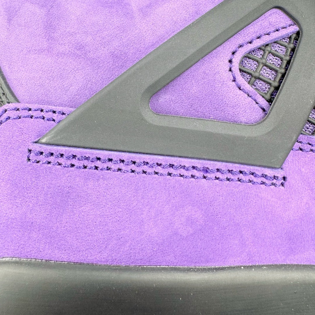 图片[12]-＃GX Travis Scott x Air Jordan AJ4 TS联名亲友限定黑紫 AJ4-766296 圈内最强四代 独家外贸特供尺码含 45.5 49.5 50.5 耗时半年巨作 全套原纸板楦头开发 原厂特供皮料加持 确保原汁原味 完美呈现四代版型 一比一鞋头弧度高度鞋身弧度 数据细节工艺流程均保持原鞋一致 原厂TPU网格鞋带扣 正确内里网布 菱角分明不变形无多余毛边 柔软性质感一致于原鞋 市场唯一原厂鞋扣模具 背面可见隐藏注塑口 原厂织唛标 原厂飞人电绣工艺 尾指中部跳三针 独家绑鞋带手法 印刷中底布 四线拉帮 米色美纹纸贴合固定 进口港宝加持 后跟自然饱满 全鞋荧光划线卡点 追求极致完美 每一双都是工艺品 多重QC质检 超越公司货的品控标准 实实在在的免检产品 尺码：40 40.5 41 42 42.5 43 44 44.5 45 45.5 46 47.5 48.5 49.5 50.5-选品中心