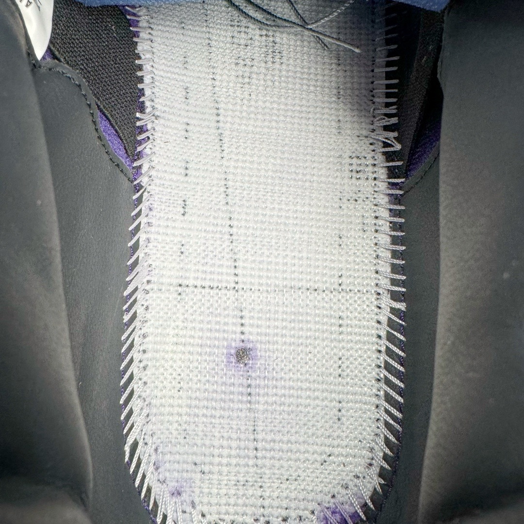 图片[17]-＃GX Travis Scott x Air Jordan AJ4 TS联名亲友限定黑紫 AJ4-766296 圈内最强四代 独家外贸特供尺码含 45.5 49.5 50.5 耗时半年巨作 全套原纸板楦头开发 原厂特供皮料加持 确保原汁原味 完美呈现四代版型 一比一鞋头弧度高度鞋身弧度 数据细节工艺流程均保持原鞋一致 原厂TPU网格鞋带扣 正确内里网布 菱角分明不变形无多余毛边 柔软性质感一致于原鞋 市场唯一原厂鞋扣模具 背面可见隐藏注塑口 原厂织唛标 原厂飞人电绣工艺 尾指中部跳三针 独家绑鞋带手法 印刷中底布 四线拉帮 米色美纹纸贴合固定 进口港宝加持 后跟自然饱满 全鞋荧光划线卡点 追求极致完美 每一双都是工艺品 多重QC质检 超越公司货的品控标准 实实在在的免检产品 尺码：40 40.5 41 42 42.5 43 44 44.5 45 45.5 46 47.5 48.5 49.5 50.5-选品中心