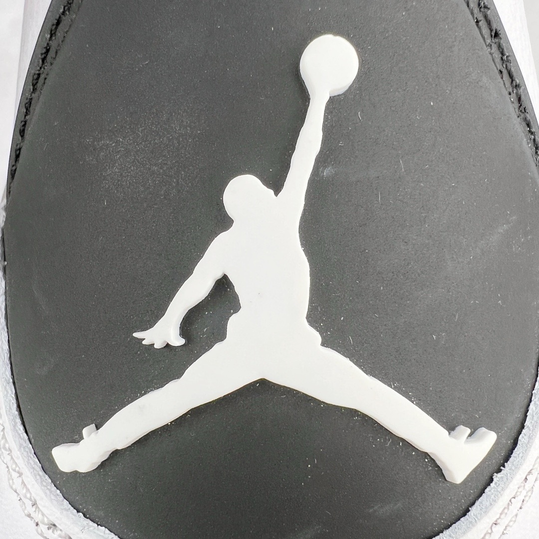 图片[11]-＃GX Air Jordan AJ4 Retro 小白水泥 DH6927-111 圈内最强四代 独家外贸特供尺码含 45.5 49.5 50.5 耗时半年巨作 全套原纸板楦头开发 原厂特供皮料加持 确保原汁原味 完美呈现四代版型 一比一鞋头弧度高度鞋身弧度 数据细节工艺流程均保持原鞋一致 原厂TPU网格鞋带扣 正确内里网布 菱角分明不变形无多余毛边 柔软性质感一致于原鞋 市场唯一原厂鞋扣模具 背面可见隐藏注塑口 原厂织唛标 原厂飞人电绣工艺 尾指中部跳三针 独家绑鞋带手法 印刷中底布 四线拉帮 米色美纹纸贴合固定 进口港宝加持 后跟自然饱满 全鞋荧光划线卡点 追求极致完美 每一双都是工艺品 多重QC质检 超越公司货的品控标准 实实在在的免检产品 尺码：40 40.5 41 42 42.5 43 44 44.5 45 45.5 46 47.5 48.5 49.5 50.5-选品中心