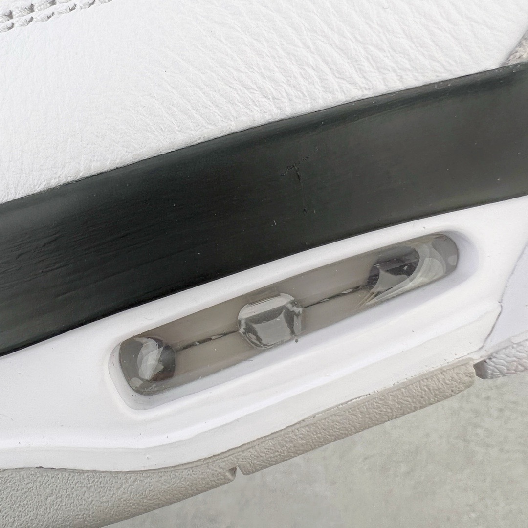 图片[10]-＃GX Air Jordan AJ4 Retro 小白水泥 DH6927-111 圈内最强四代 独家外贸特供尺码含 45.5 49.5 50.5 耗时半年巨作 全套原纸板楦头开发 原厂特供皮料加持 确保原汁原味 完美呈现四代版型 一比一鞋头弧度高度鞋身弧度 数据细节工艺流程均保持原鞋一致 原厂TPU网格鞋带扣 正确内里网布 菱角分明不变形无多余毛边 柔软性质感一致于原鞋 市场唯一原厂鞋扣模具 背面可见隐藏注塑口 原厂织唛标 原厂飞人电绣工艺 尾指中部跳三针 独家绑鞋带手法 印刷中底布 四线拉帮 米色美纹纸贴合固定 进口港宝加持 后跟自然饱满 全鞋荧光划线卡点 追求极致完美 每一双都是工艺品 多重QC质检 超越公司货的品控标准 实实在在的免检产品 尺码：40 40.5 41 42 42.5 43 44 44.5 45 45.5 46 47.5 48.5 49.5 50.5-选品中心