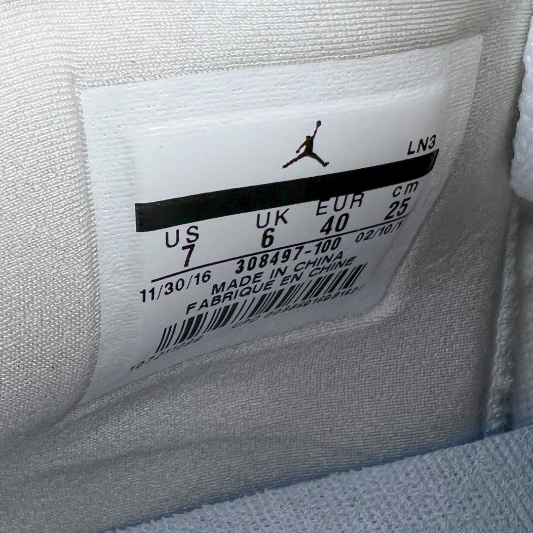 图片[16]-＃GX Air Jordan AJ4 Retro 纯白/白猫 308497-100 圈内最强四代 独家外贸特供尺码含 45.5 49.5 50.5 耗时半年巨作 全套原纸板楦头开发 原厂特供皮料加持 确保原汁原味 完美呈现四代版型 一比一鞋头弧度高度鞋身弧度 数据细节工艺流程均保持原鞋一致 原厂TPU网格鞋带扣 正确内里网布 菱角分明不变形无多余毛边 柔软性质感一致于原鞋 市场唯一原厂鞋扣模具 背面可见隐藏注塑口 原厂织唛标 原厂飞人电绣工艺 尾指中部跳三针 独家绑鞋带手法 印刷中底布 四线拉帮 米色美纹纸贴合固定 进口港宝加持 后跟自然饱满 全鞋荧光划线卡点 追求极致完美 每一双都是工艺品 多重QC质检 超越公司货的品控标准 实实在在的免检产品 尺码：40 40.5 41 42 42.5 43 44 44.5 45 45.5 46 47.5 48.5 49.5 50.5-选品中心