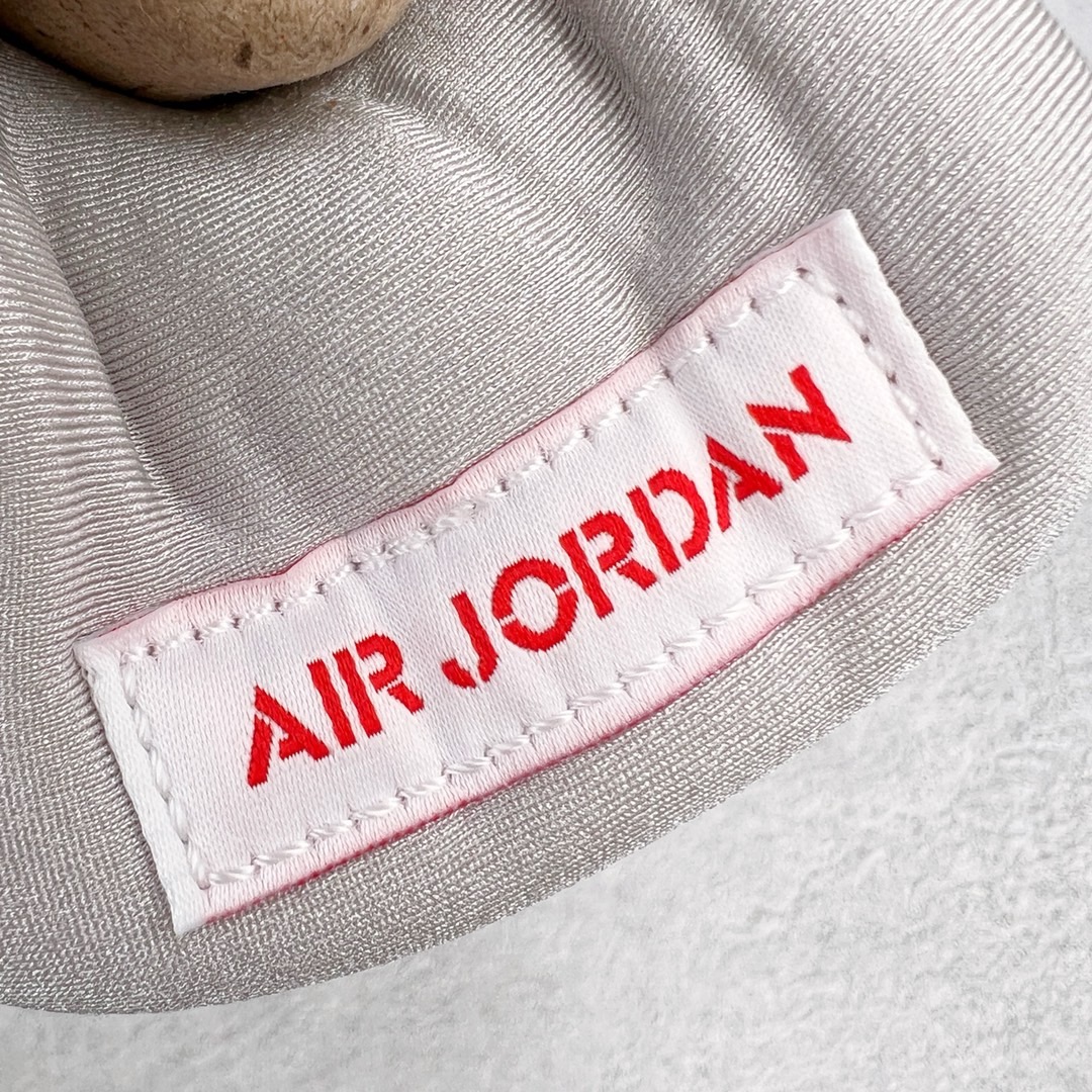 图片[17]-＃GX Air Jordan AJ4 Retro 白灰奥利奥 CT8527-100 圈内最强四代 独家外贸特供尺码含 45.5 49.5 50.5 耗时半年巨作 全套原纸板楦头开发 原厂特供皮料加持 确保原汁原味 完美呈现四代版型 一比一鞋头弧度高度鞋身弧度 数据细节工艺流程均保持原鞋一致 原厂TPU网格鞋带扣 正确内里网布 菱角分明不变形无多余毛边 柔软性质感一致于原鞋 市场唯一原厂鞋扣模具 背面可见隐藏注塑口 原厂织唛标 原厂飞人电绣工艺 尾指中部跳三针 独家绑鞋带手法 印刷中底布 四线拉帮 米色美纹纸贴合固定 进口港宝加持 后跟自然饱满 全鞋荧光划线卡点 追求极致完美 每一双都是工艺品 多重QC质检 超越公司货的品控标准 实实在在的免检产品 尺码：40 40.5 41 42 42.5 43 44 44.5 45 45.5 46 47.5 48.5 49.5 50.5-选品中心