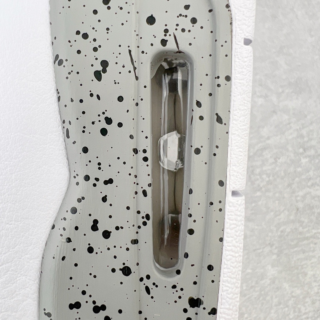 图片[14]-＃GX Air Jordan AJ4 Retro 白灰奥利奥 CT8527-100 圈内最强四代 独家外贸特供尺码含 45.5 49.5 50.5 耗时半年巨作 全套原纸板楦头开发 原厂特供皮料加持 确保原汁原味 完美呈现四代版型 一比一鞋头弧度高度鞋身弧度 数据细节工艺流程均保持原鞋一致 原厂TPU网格鞋带扣 正确内里网布 菱角分明不变形无多余毛边 柔软性质感一致于原鞋 市场唯一原厂鞋扣模具 背面可见隐藏注塑口 原厂织唛标 原厂飞人电绣工艺 尾指中部跳三针 独家绑鞋带手法 印刷中底布 四线拉帮 米色美纹纸贴合固定 进口港宝加持 后跟自然饱满 全鞋荧光划线卡点 追求极致完美 每一双都是工艺品 多重QC质检 超越公司货的品控标准 实实在在的免检产品 尺码：40 40.5 41 42 42.5 43 44 44.5 45 45.5 46 47.5 48.5 49.5 50.5-选品中心