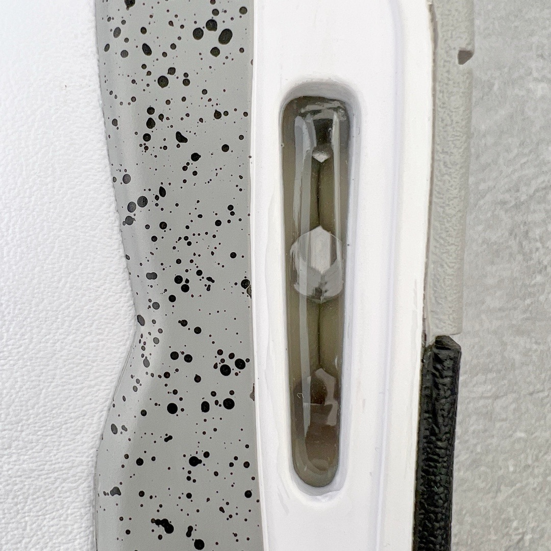 图片[13]-＃绿X/GX Air Jordan AJ4 Retro 白水泥 840606-190 圈内最强四代 独家外贸特供尺码含 45.5 49.5 50.5 耗时半年巨作 全套原纸板楦头开发 原厂特供皮料加持 确保原汁原味 完美呈现四代版型 一比一鞋头弧度高度鞋身弧度 数据细节工艺流程均保持原鞋一致 原厂TPU网格鞋带扣 正确内里网布 菱角分明不变形无多余毛边 柔软性质感一致于原鞋 市场唯一原厂鞋扣模具 背面可见隐藏注塑口 原厂织唛标 原厂飞人电绣工艺 尾指中部跳三针 独家绑鞋带手法 印刷中底布 四线拉帮 米色美纹纸贴合固定 进口港宝加持 后跟自然饱满 全鞋荧光划线卡点 追求极致完美 每一双都是工艺品 多重QC质检 超越公司货的品控标准 实实在在的免检产品 尺码：40 40.5 41 42 42.5 43 44 44.5 45 45.5 46 47.5 48.5 49.5 50.5-选品中心