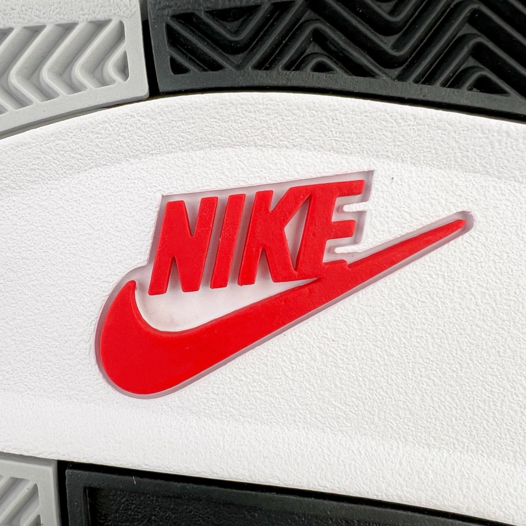 图片[18]-＃绿X/GX Air Jordan AJ4 Retro 白水泥 840606-190 圈内最强四代 独家外贸特供尺码含 45.5 49.5 50.5 耗时半年巨作 全套原纸板楦头开发 原厂特供皮料加持 确保原汁原味 完美呈现四代版型 一比一鞋头弧度高度鞋身弧度 数据细节工艺流程均保持原鞋一致 原厂TPU网格鞋带扣 正确内里网布 菱角分明不变形无多余毛边 柔软性质感一致于原鞋 市场唯一原厂鞋扣模具 背面可见隐藏注塑口 原厂织唛标 原厂飞人电绣工艺 尾指中部跳三针 独家绑鞋带手法 印刷中底布 四线拉帮 米色美纹纸贴合固定 进口港宝加持 后跟自然饱满 全鞋荧光划线卡点 追求极致完美 每一双都是工艺品 多重QC质检 超越公司货的品控标准 实实在在的免检产品 尺码：40 40.5 41 42 42.5 43 44 44.5 45 45.5 46 47.5 48.5 49.5 50.5-选品中心