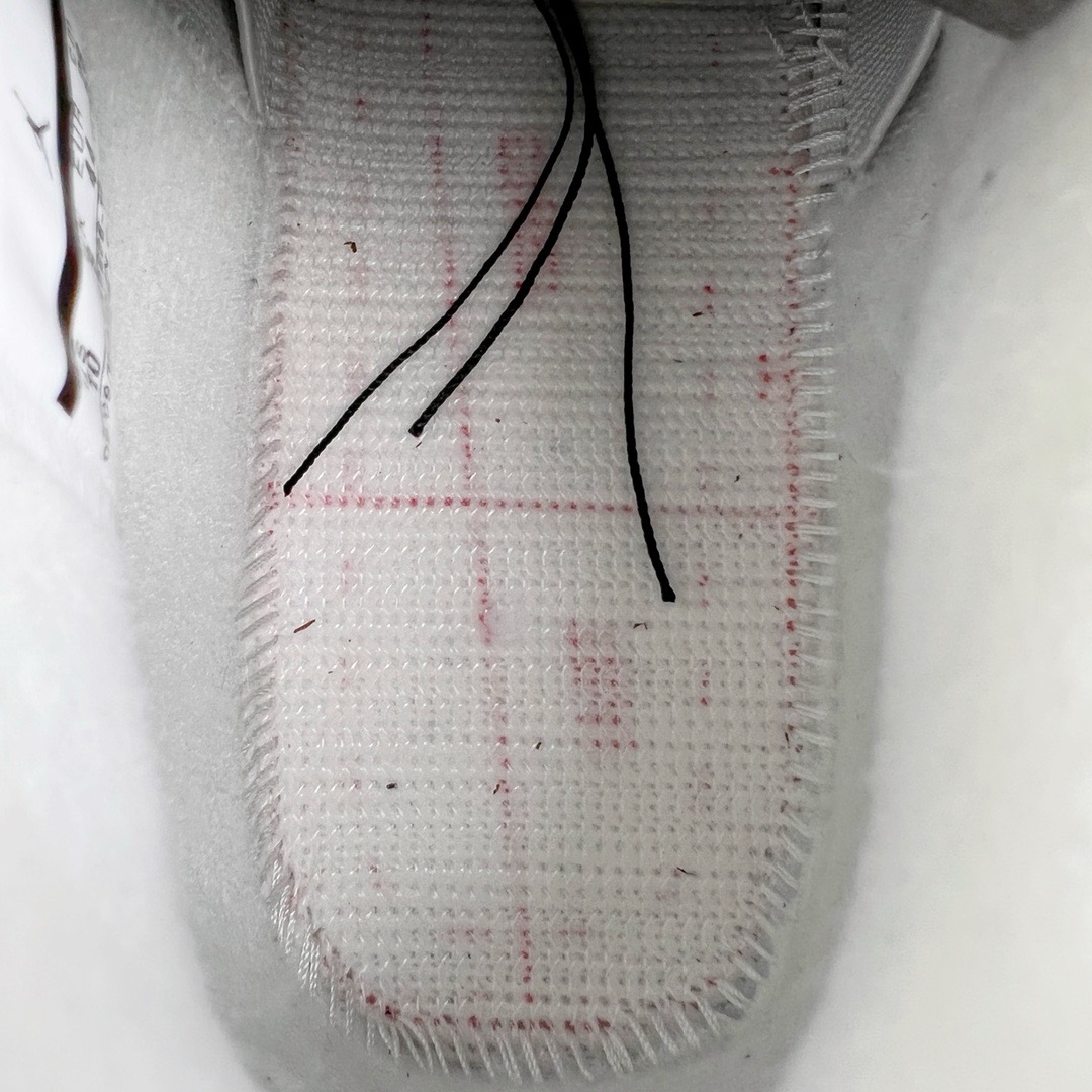 图片[10]-＃绿X/GX Air Jordan AJ4 Retro 白水泥 840606-190 圈内最强四代 独家外贸特供尺码含 45.5 49.5 50.5 耗时半年巨作 全套原纸板楦头开发 原厂特供皮料加持 确保原汁原味 完美呈现四代版型 一比一鞋头弧度高度鞋身弧度 数据细节工艺流程均保持原鞋一致 原厂TPU网格鞋带扣 正确内里网布 菱角分明不变形无多余毛边 柔软性质感一致于原鞋 市场唯一原厂鞋扣模具 背面可见隐藏注塑口 原厂织唛标 原厂飞人电绣工艺 尾指中部跳三针 独家绑鞋带手法 印刷中底布 四线拉帮 米色美纹纸贴合固定 进口港宝加持 后跟自然饱满 全鞋荧光划线卡点 追求极致完美 每一双都是工艺品 多重QC质检 超越公司货的品控标准 实实在在的免检产品 尺码：40 40.5 41 42 42.5 43 44 44.5 45 45.5 46 47.5 48.5 49.5 50.5-选品中心