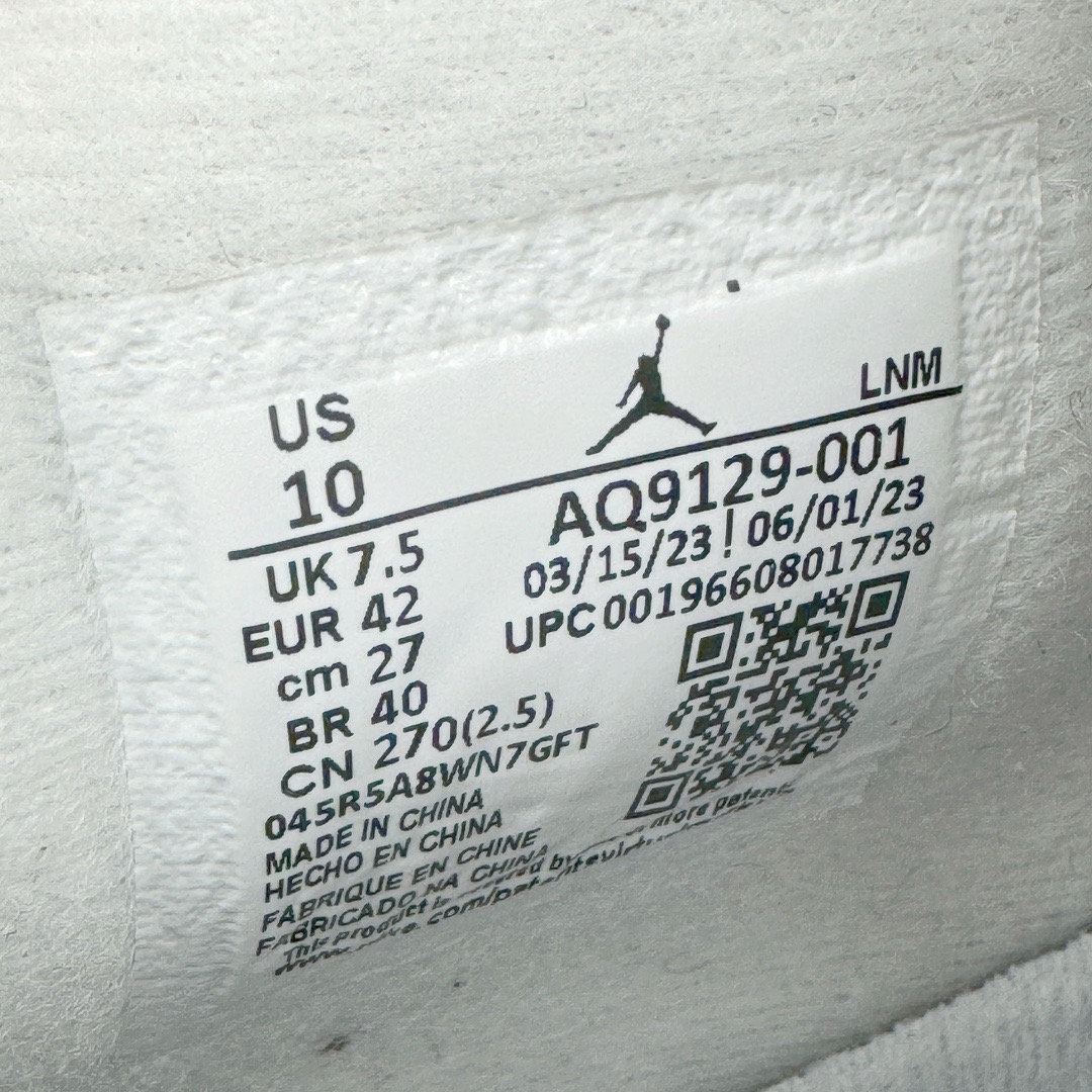 图片[18]-＃GX Air Jordan AJ4 Retro 电镀银 AQ9129-001 圈内最强四代 独家外贸特供尺码含 45.5 49.5 50.5 耗时半年巨作 全套原纸板楦头开发 原厂特供皮料加持 确保原汁原味 完美呈现四代版型 一比一鞋头弧度高度鞋身弧度 数据细节工艺流程均保持原鞋一致 原厂TPU网格鞋带扣 正确内里网布 菱角分明不变形无多余毛边 柔软性质感一致于原鞋 市场唯一原厂鞋扣模具 背面可见隐藏注塑口 原厂织唛标 原厂飞人电绣工艺 尾指中部跳三针 独家绑鞋带手法 印刷中底布 四线拉帮 米色美纹纸贴合固定 进口港宝加持 后跟自然饱满 全鞋荧光划线卡点 追求极致完美 每一双都是工艺品 多重QC质检 超越公司货的品控标准 实实在在的免检产品 尺码：40 40.5 41 42 42.5 43 44 44.5 45 45.5 46 47.5 48.5 49.5 50.5-选品中心