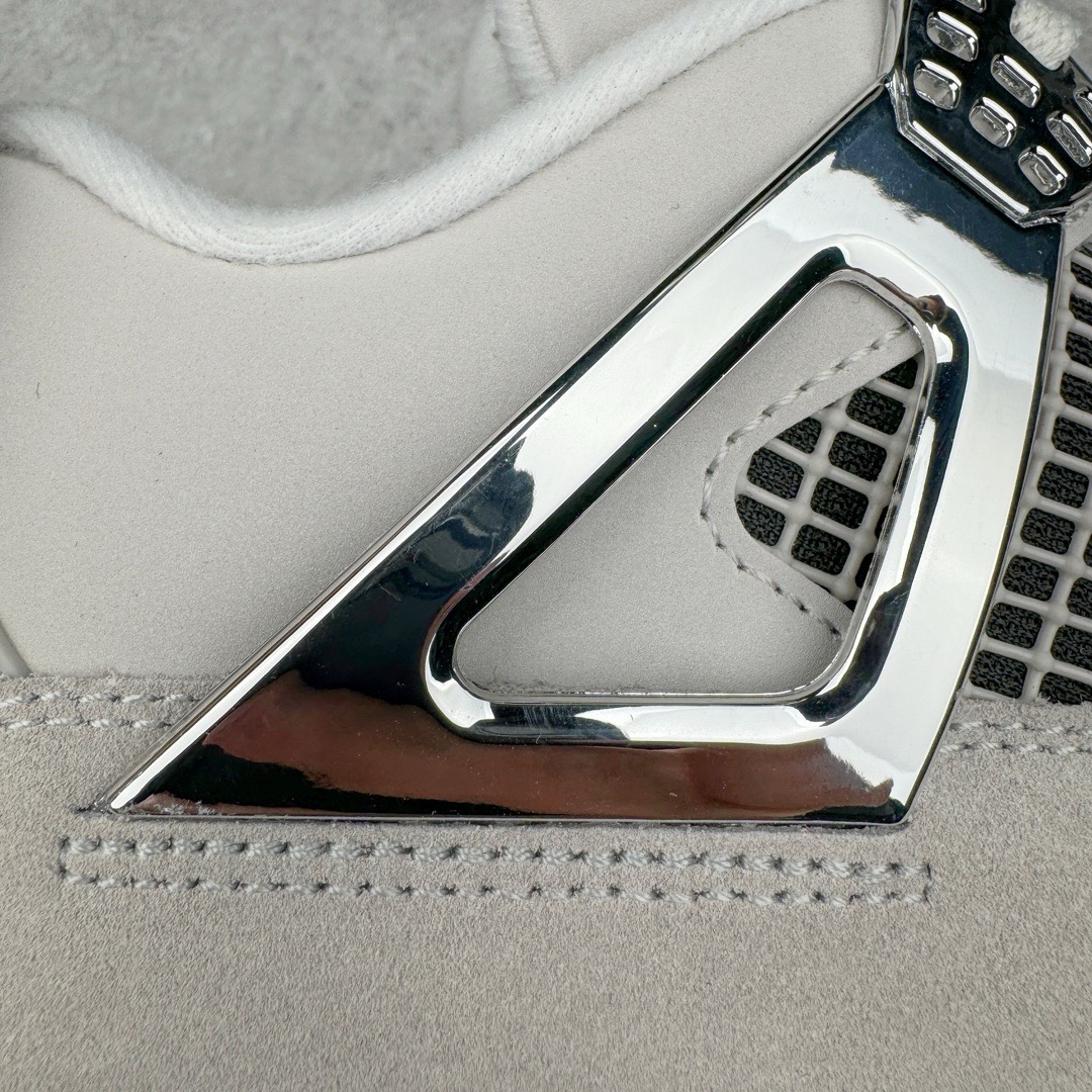 图片[10]-＃GX Air Jordan AJ4 Retro 电镀银 AQ9129-001 圈内最强四代 独家外贸特供尺码含 45.5 49.5 50.5 耗时半年巨作 全套原纸板楦头开发 原厂特供皮料加持 确保原汁原味 完美呈现四代版型 一比一鞋头弧度高度鞋身弧度 数据细节工艺流程均保持原鞋一致 原厂TPU网格鞋带扣 正确内里网布 菱角分明不变形无多余毛边 柔软性质感一致于原鞋 市场唯一原厂鞋扣模具 背面可见隐藏注塑口 原厂织唛标 原厂飞人电绣工艺 尾指中部跳三针 独家绑鞋带手法 印刷中底布 四线拉帮 米色美纹纸贴合固定 进口港宝加持 后跟自然饱满 全鞋荧光划线卡点 追求极致完美 每一双都是工艺品 多重QC质检 超越公司货的品控标准 实实在在的免检产品 尺码：40 40.5 41 42 42.5 43 44 44.5 45 45.5 46 47.5 48.5 49.5 50.5-选品中心