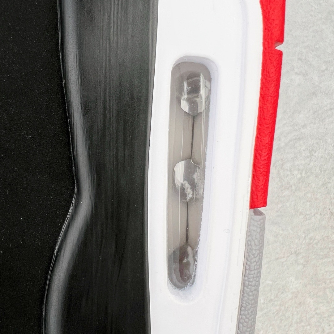 图片[13]-＃GX Air Jordan AJ4 Retro 黑红红牛 308497-060 圈内最强四代 独家外贸特供尺码含 45.5 49.5 50.5 耗时半年巨作 全套原纸板楦头开发 原厂特供皮料加持 确保原汁原味 完美呈现四代版型 一比一鞋头弧度高度鞋身弧度 数据细节工艺流程均保持原鞋一致 原厂TPU网格鞋带扣 正确内里网布 菱角分明不变形无多余毛边 柔软性质感一致于原鞋 市场唯一原厂鞋扣模具 背面可见隐藏注塑口 原厂织唛标 原厂飞人电绣工艺 尾指中部跳三针 独家绑鞋带手法 印刷中底布 四线拉帮 米色美纹纸贴合固定 进口港宝加持 后跟自然饱满 全鞋荧光划线卡点 追求极致完美 每一双都是工艺品 多重QC质检 超越公司货的品控标准 实实在在的免检产品 尺码：40 40.5 41 42 42.5 43 44 44.5 45 45.5 46 47.5 48.5 49.5 50.5-选品中心