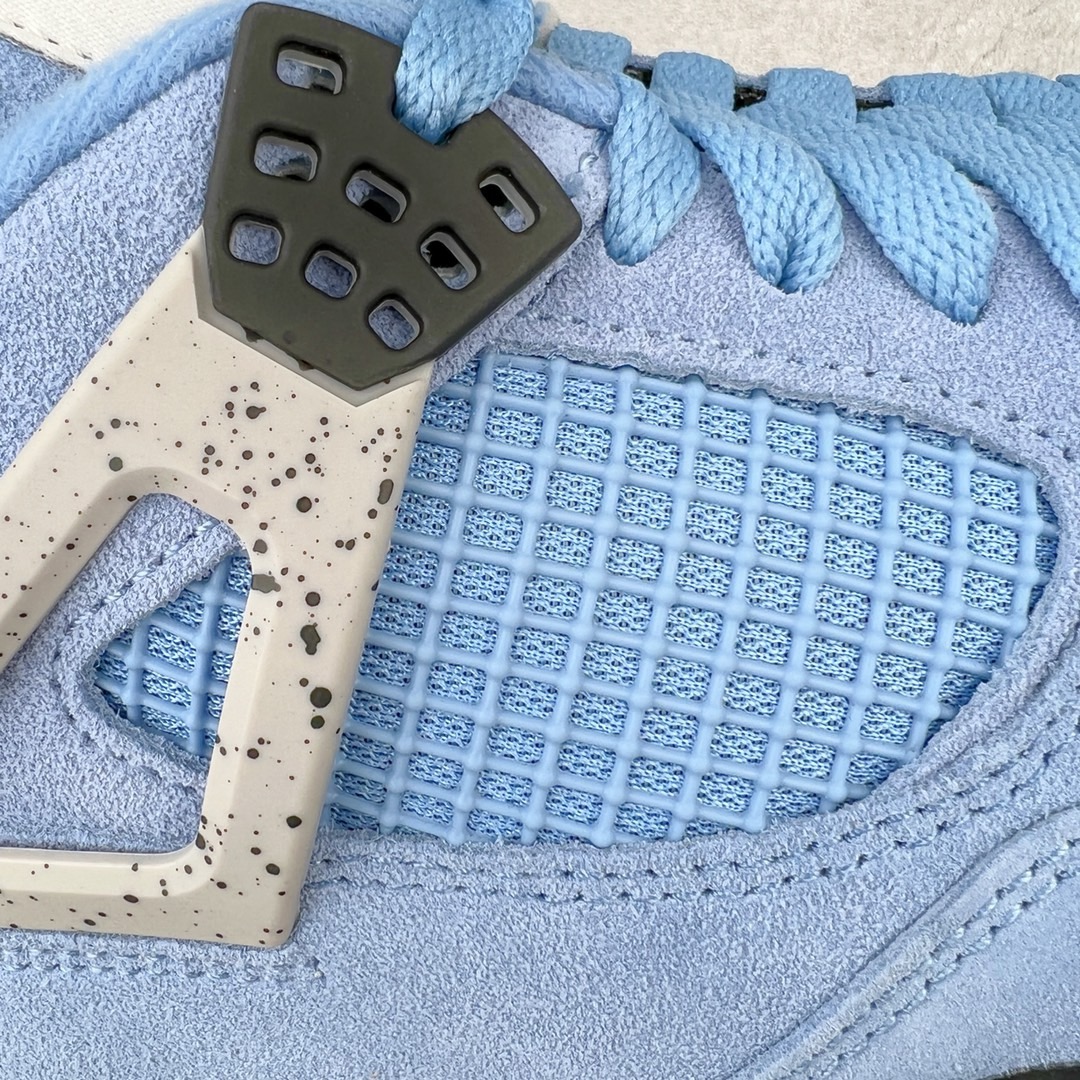 图片[13]-＃GX Air Jordan AJ4 Retro SE \\\”University Blue\\\”大学蓝 货号：CT8527-400 圈内最强四代 独家外贸特供尺码含 45.5 49.5 50.5 耗时半年巨作 全套原纸板楦头开发 原厂特供皮料加持 确保原汁原味 完美呈现四代版型 一比一鞋头弧度高度鞋身弧度 数据细节工艺流程均保持原鞋一致 原厂TPU网格鞋带扣 正确内里网布 菱角分明不变形无多余毛边 柔软性质感一致于原鞋 市场唯一原厂鞋扣模具 背面可见隐藏注塑口 原厂织唛标 原厂飞人电绣工艺 尾指中部跳三针 独家绑鞋带手法 印刷中底布 四线拉帮 米色美纹纸贴合固定 进口港宝加持 后跟自然饱满 全鞋荧光划线卡点 追求极致完美 每一双都是工艺品 多重QC质检 超越公司货的品控标准 实实在在的免检产品 尺码：40 40.5 41 42 42.5 43 44 44.5 45 45.5 46 47.5 48.5 49.5 50.5-选品中心