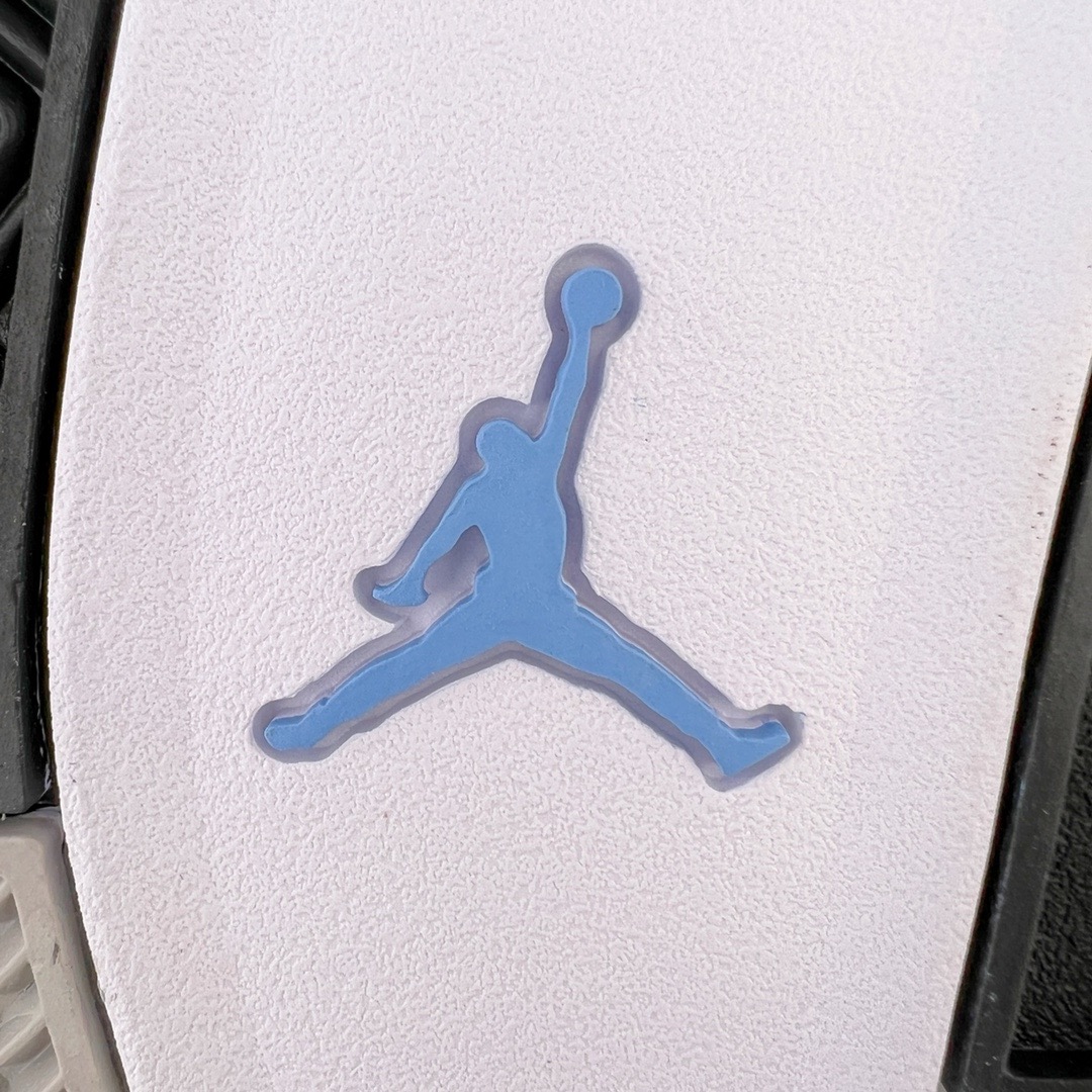 图片[18]-＃GX Air Jordan AJ4 Retro SE \\\”University Blue\\\”大学蓝 货号：CT8527-400 圈内最强四代 独家外贸特供尺码含 45.5 49.5 50.5 耗时半年巨作 全套原纸板楦头开发 原厂特供皮料加持 确保原汁原味 完美呈现四代版型 一比一鞋头弧度高度鞋身弧度 数据细节工艺流程均保持原鞋一致 原厂TPU网格鞋带扣 正确内里网布 菱角分明不变形无多余毛边 柔软性质感一致于原鞋 市场唯一原厂鞋扣模具 背面可见隐藏注塑口 原厂织唛标 原厂飞人电绣工艺 尾指中部跳三针 独家绑鞋带手法 印刷中底布 四线拉帮 米色美纹纸贴合固定 进口港宝加持 后跟自然饱满 全鞋荧光划线卡点 追求极致完美 每一双都是工艺品 多重QC质检 超越公司货的品控标准 实实在在的免检产品 尺码：40 40.5 41 42 42.5 43 44 44.5 45 45.5 46 47.5 48.5 49.5 50.5-选品中心