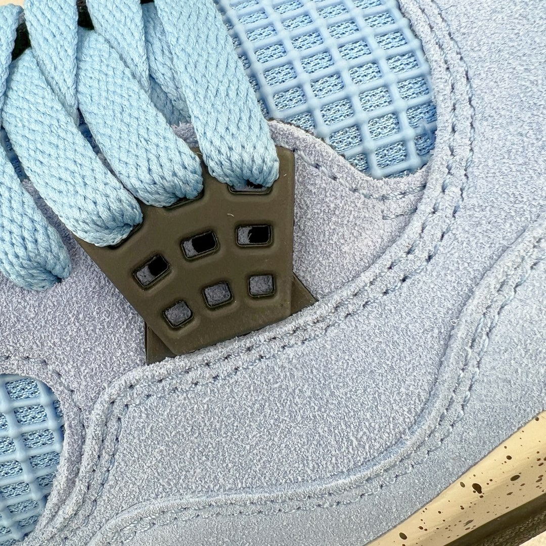 图片[10]-＃GX Air Jordan AJ4 Retro SE \\\”University Blue\\\”大学蓝 货号：CT8527-400 圈内最强四代 独家外贸特供尺码含 45.5 49.5 50.5 耗时半年巨作 全套原纸板楦头开发 原厂特供皮料加持 确保原汁原味 完美呈现四代版型 一比一鞋头弧度高度鞋身弧度 数据细节工艺流程均保持原鞋一致 原厂TPU网格鞋带扣 正确内里网布 菱角分明不变形无多余毛边 柔软性质感一致于原鞋 市场唯一原厂鞋扣模具 背面可见隐藏注塑口 原厂织唛标 原厂飞人电绣工艺 尾指中部跳三针 独家绑鞋带手法 印刷中底布 四线拉帮 米色美纹纸贴合固定 进口港宝加持 后跟自然饱满 全鞋荧光划线卡点 追求极致完美 每一双都是工艺品 多重QC质检 超越公司货的品控标准 实实在在的免检产品 尺码：40 40.5 41 42 42.5 43 44 44.5 45 45.5 46 47.5 48.5 49.5 50.5-选品中心
